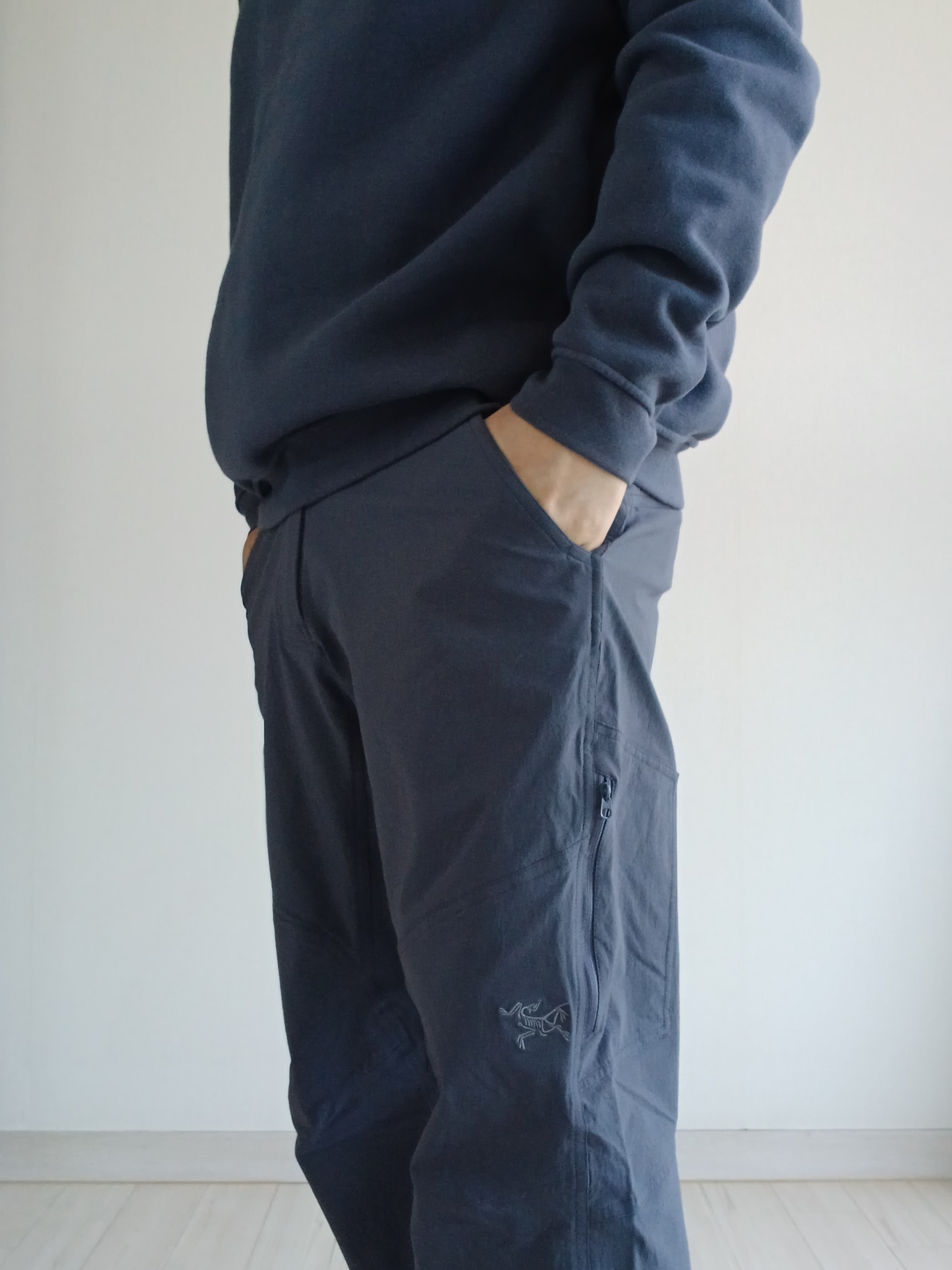 Arc'teryx Cronin Pants Dk Stratus, Arc'teryx Emblem Fleece Crew Neck Pullover  Dk Stratus 착용 스타일 - 5
