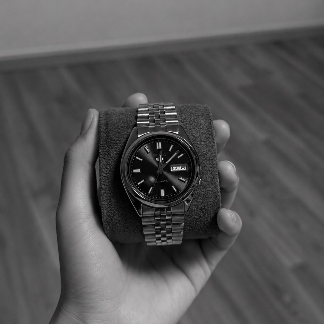 Seiko SNXS79K1 37mm Black 착용 스타일