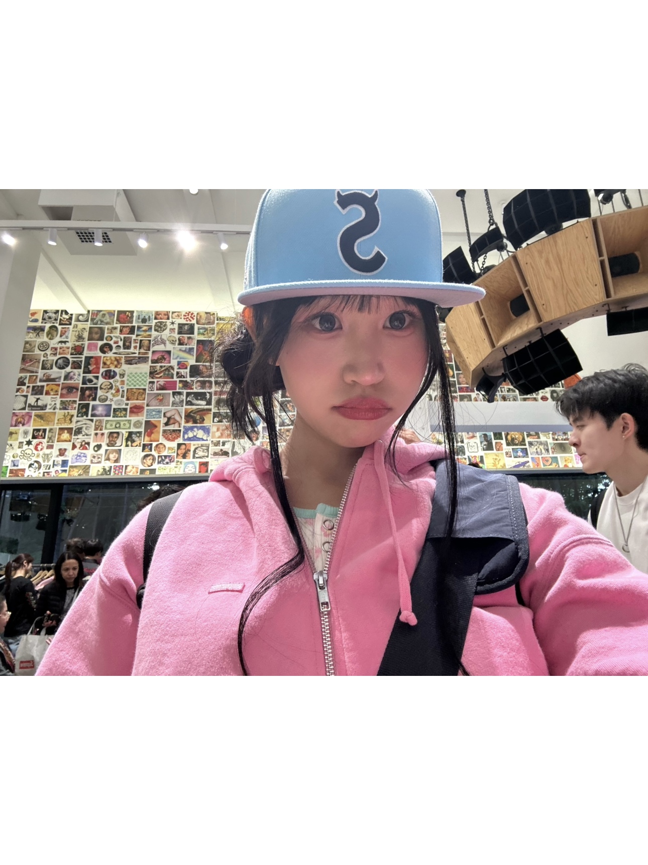Supreme Small Box Zip Up Hooded Sweatshirt Pink - 23FW, Supreme Devil S Logo New Era Light Blue - 26SS 착용 스타일 - 3
