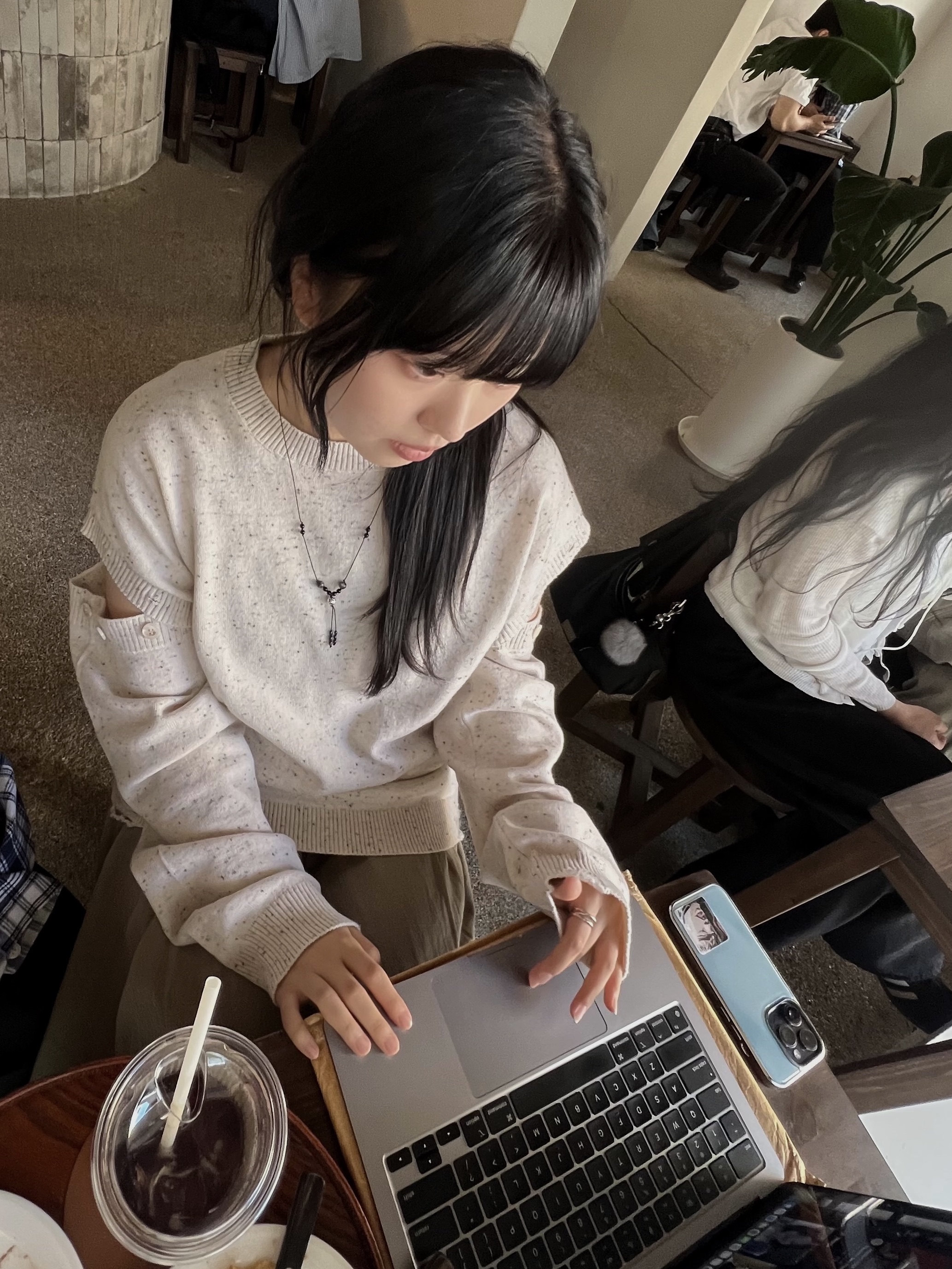 MILLO WOMEN Button Damage Knit Top Ecru 착용 스타일 - 5