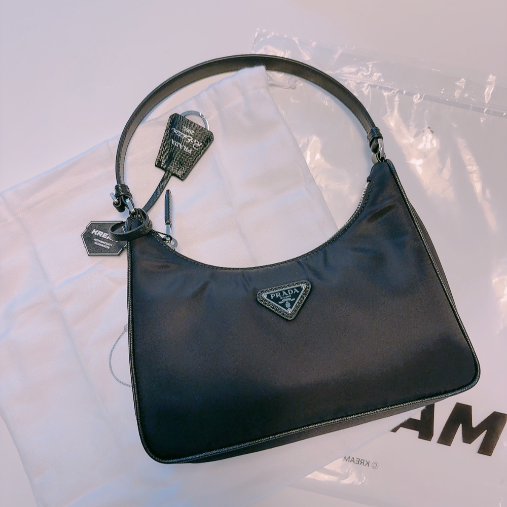 Prada Re-Edition 2005 Re-Nylon and Saffiano Mini Bag Black 착용 스타일