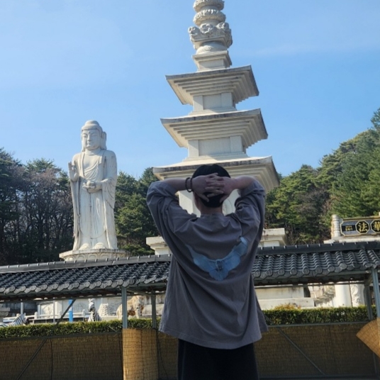 Yeezy Gap Engineered By Balenciaga Dove 3/4 Sleeve T-Shirt Beige 착용 스타일