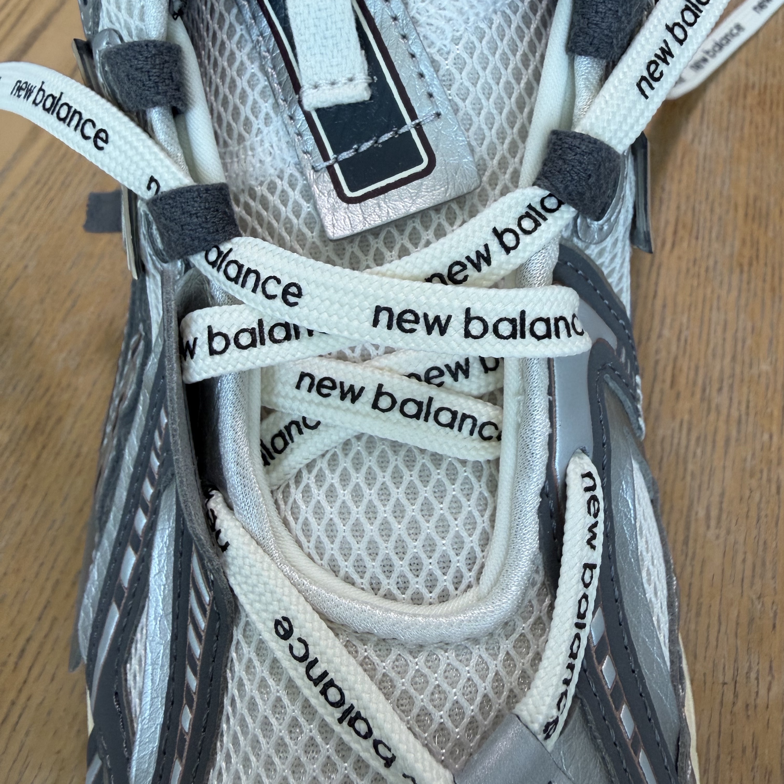 New Balance 1906A Silver Metallic Castlerock 착용 스타일 - 2
