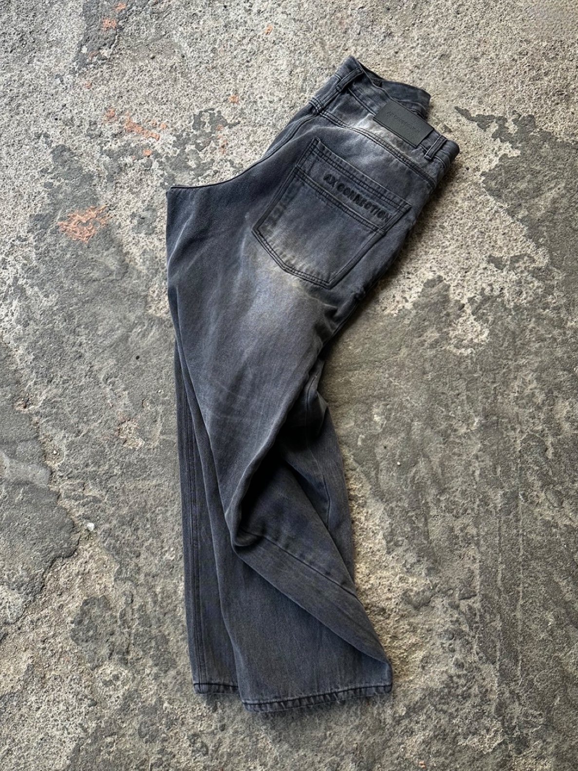 AX CONNECTION Engineered Oil Washed Wide Baggy Denim Pants Grey 착용 스타일