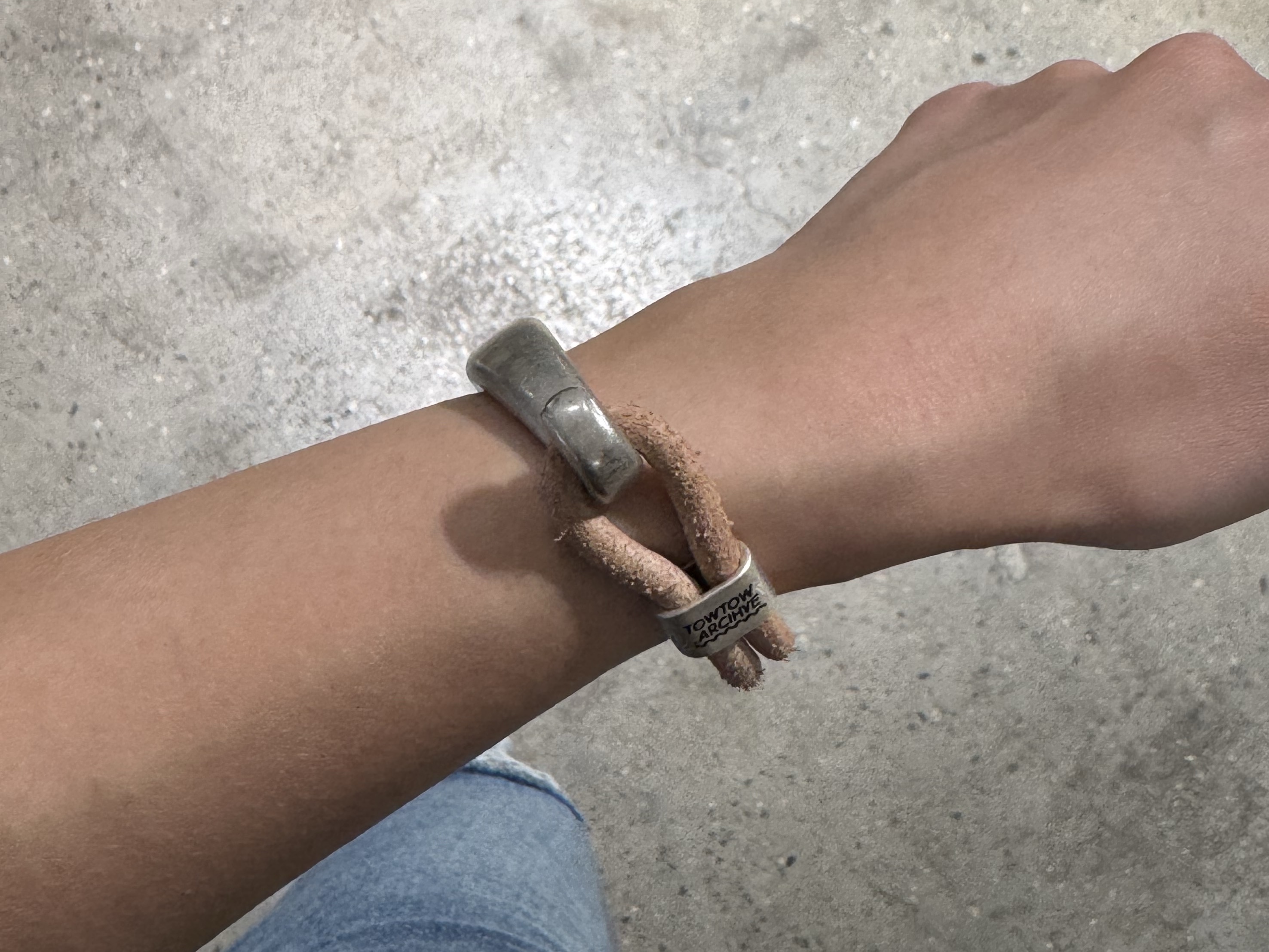TOWTOW.ARCHIVE  Grit Leather Bracelet Vegetable 착용 스타일 - 2