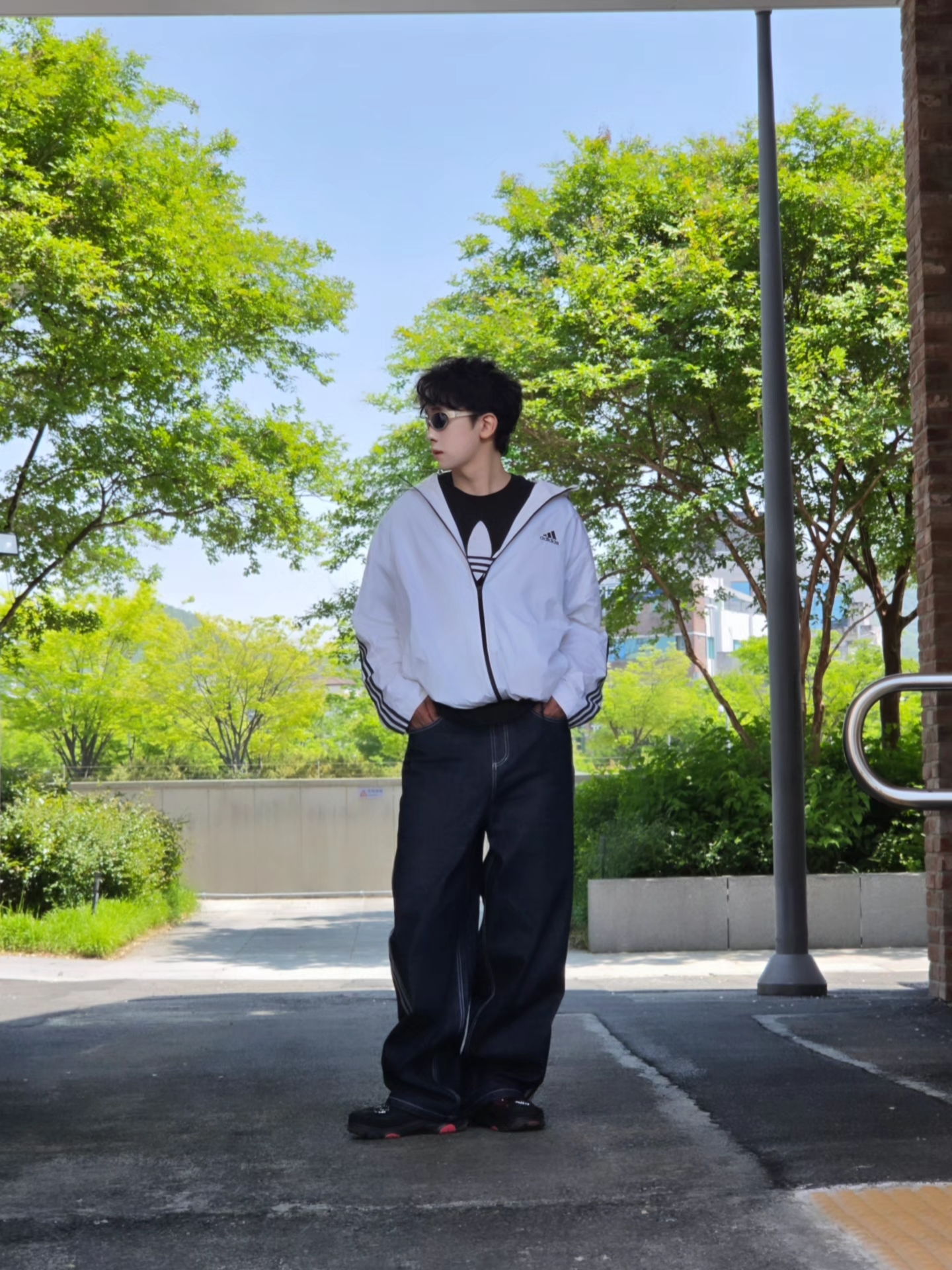 Adidas Essential 3S Woven Windbreaker Jacket White - KR Sizing, Adidas Originals 90s Alternative Sport Wide Leg Skater Jeans Night Navy - KR Sizing 착용 스타일 - 2