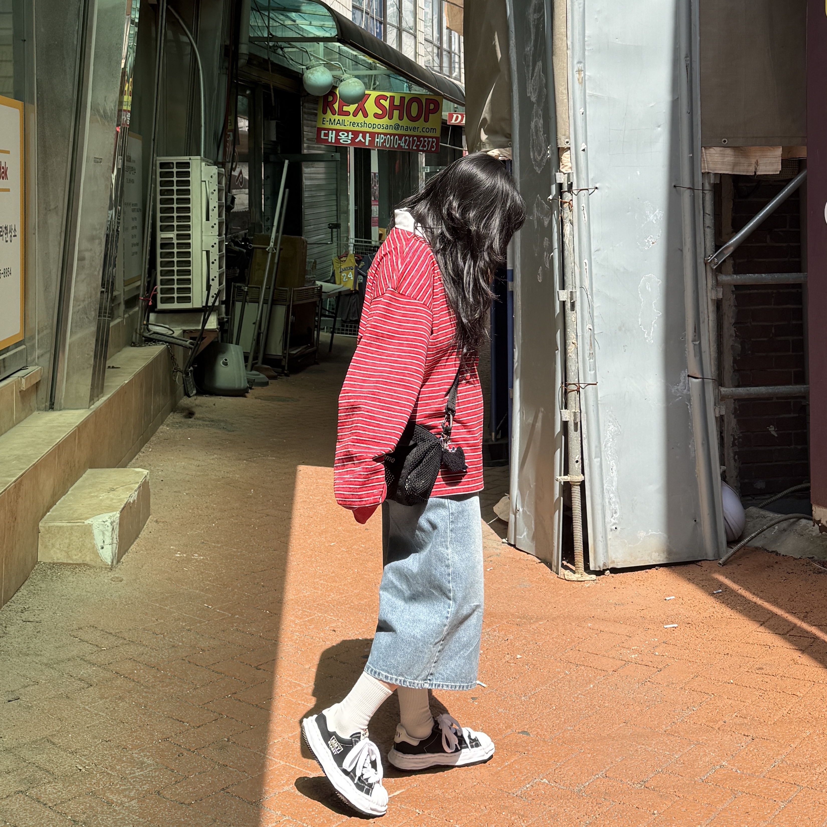 Nonnod Bias Polo Shirt Red Stripe, Maison Mihara Yasuhiro Blakey OG Sole Canvas Low-top Sneakers Black White 착용 스타일 - 1