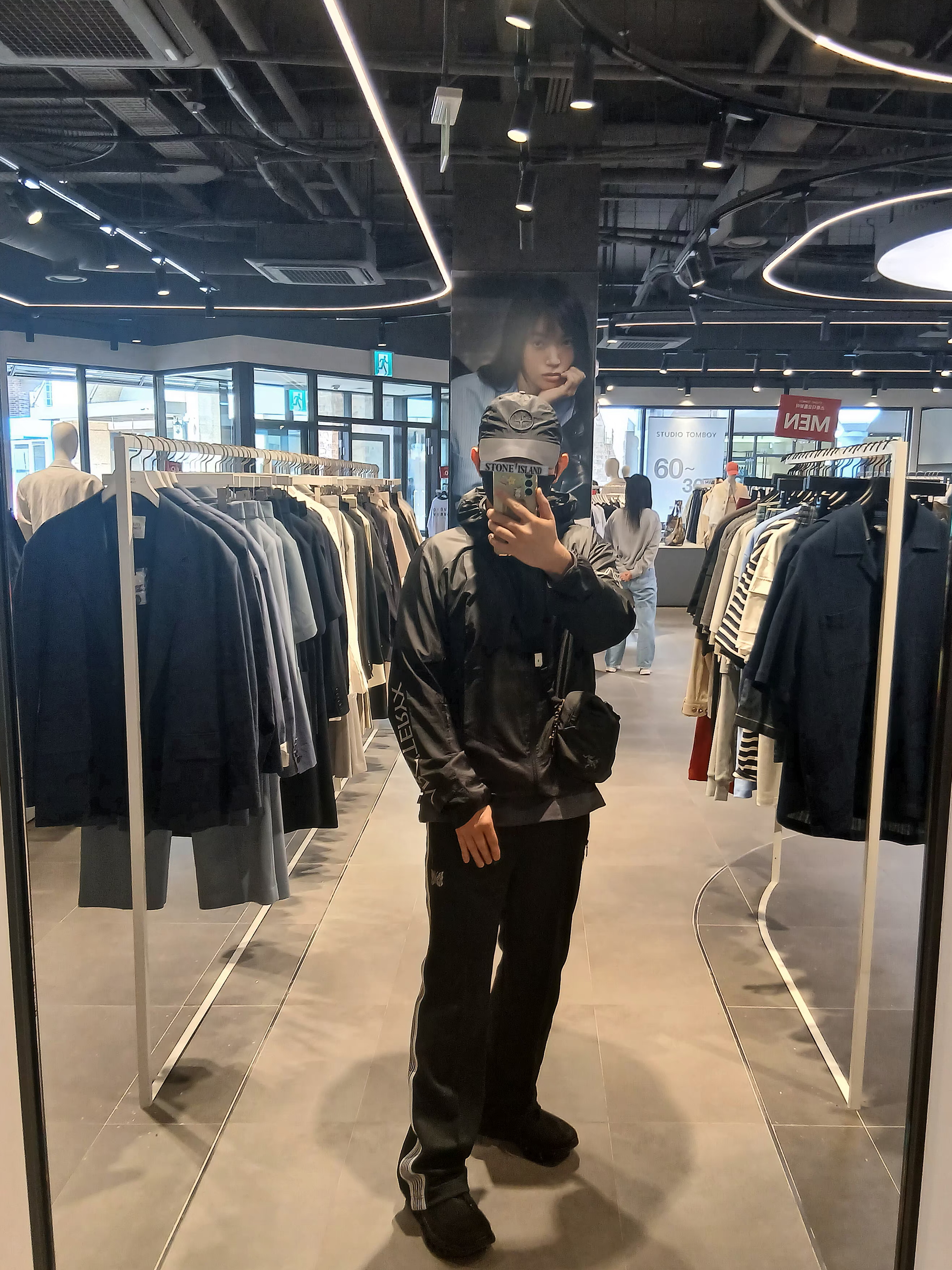 Stone Island 9100011 Nylon Metal in Econyl Baseball Cap with Drawcord Compass Embroidery Black, Arc'teryx Norvan Windshell Hoody Black Graphite 착용 스타일 - 2