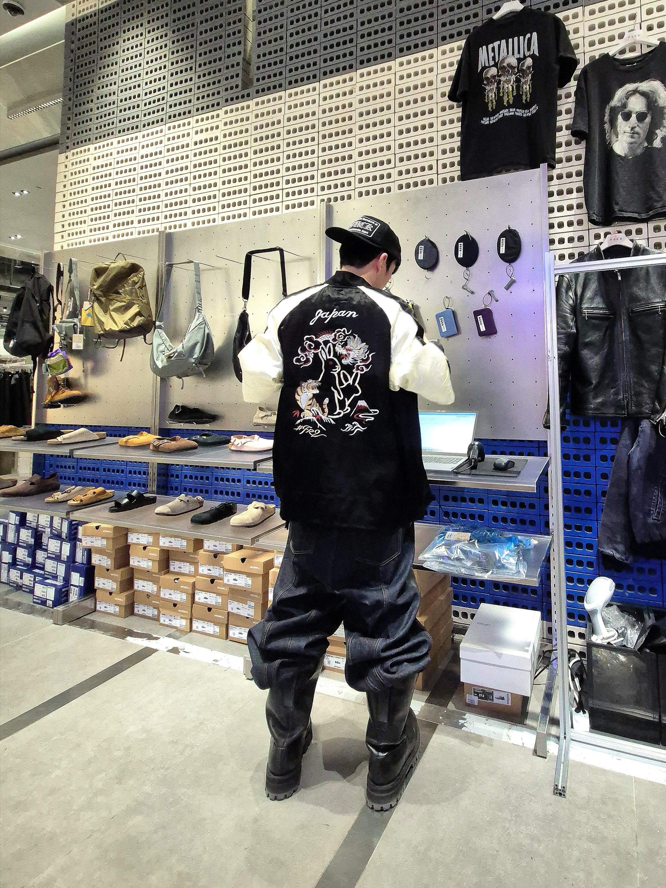 Chrome Hearts Fuck Hollywood Trucker Hat Black 착용 스타일 - 1