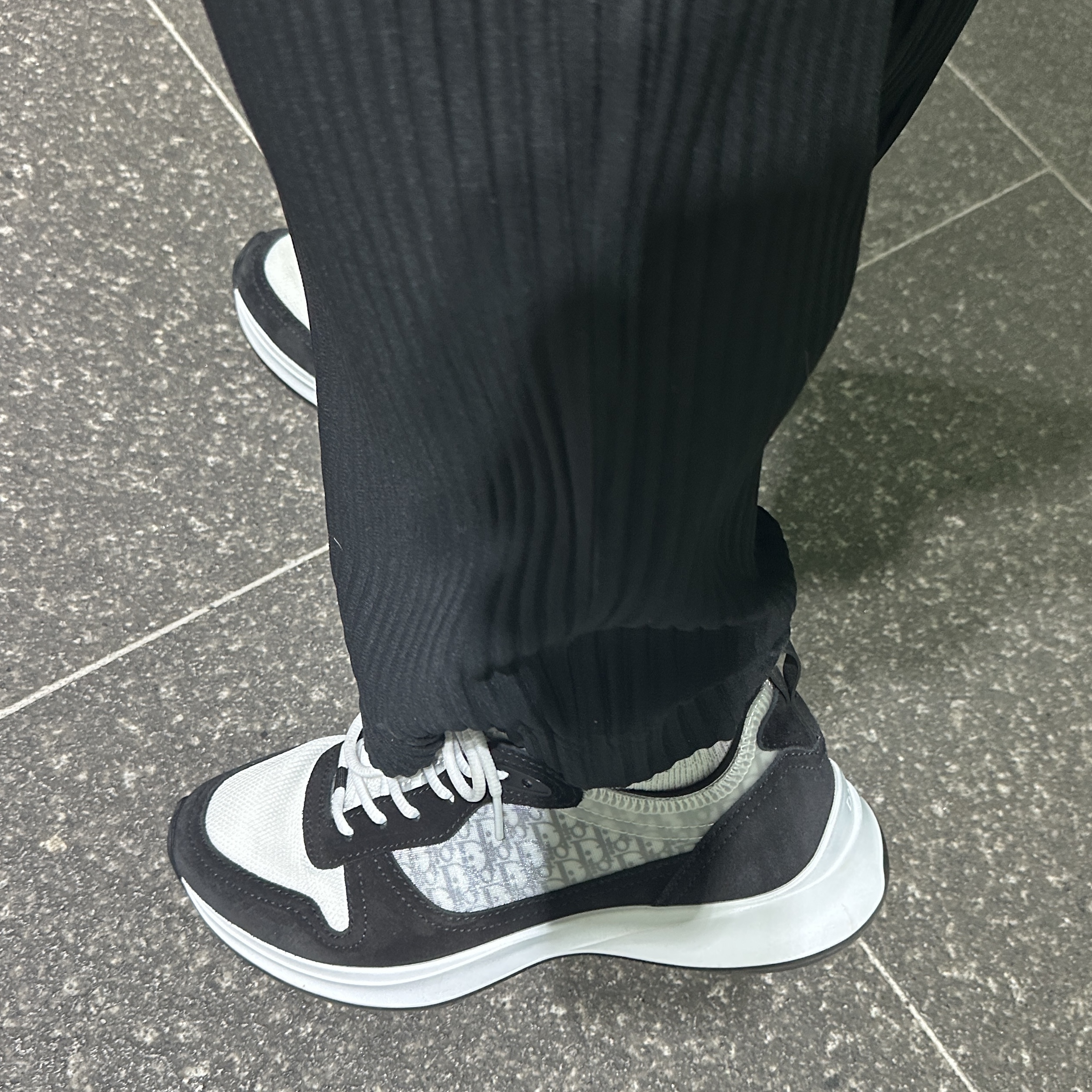 Dior B25 Runner Sneakers Black Suede White Technical Mesh Black Dior Oblique Canvas 착용 스타일