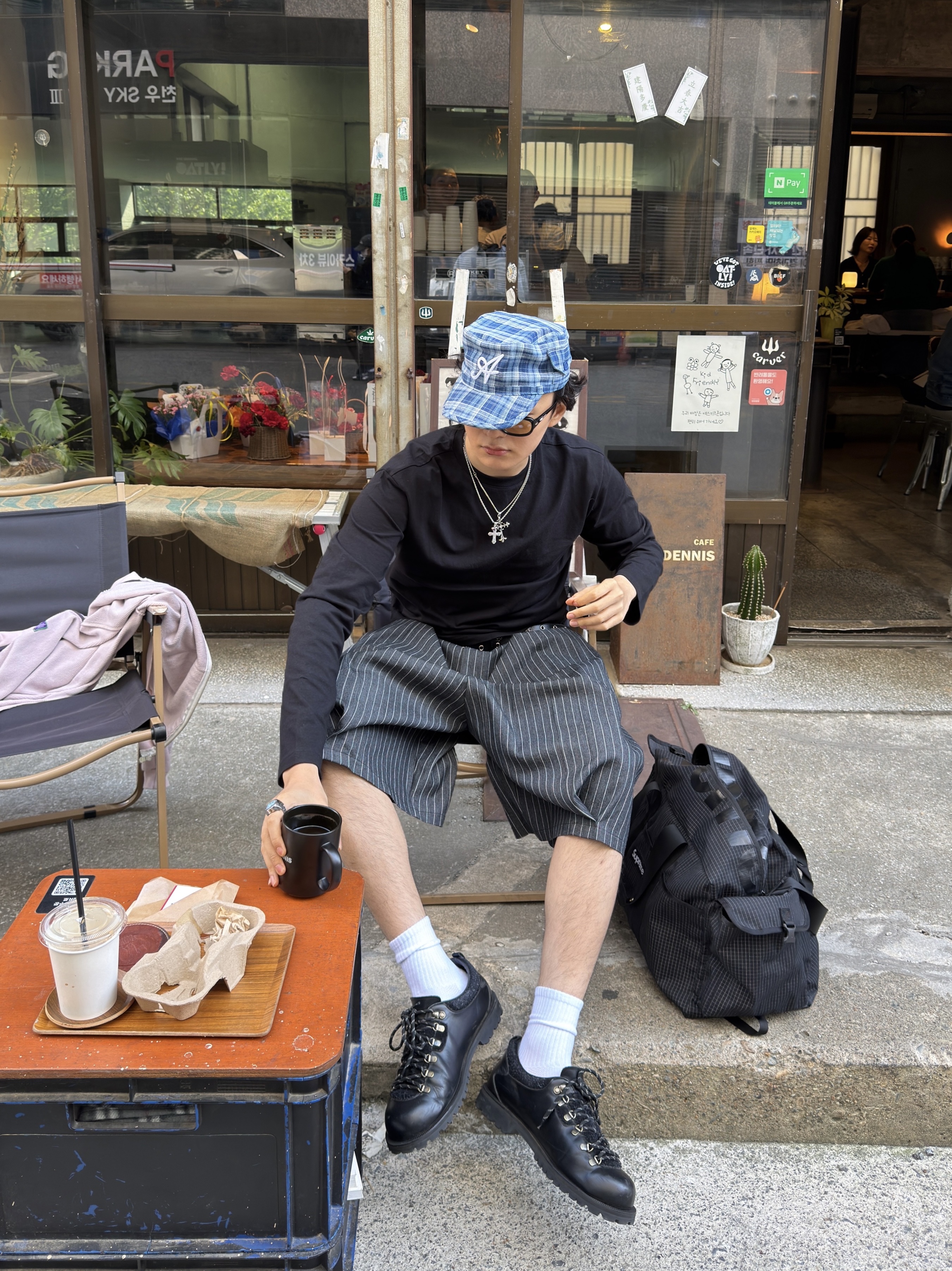 Supreme Duffle Bag Black - 24SS, Romantic Move Oat Mountain Oil Black 착용 스타일 - 1