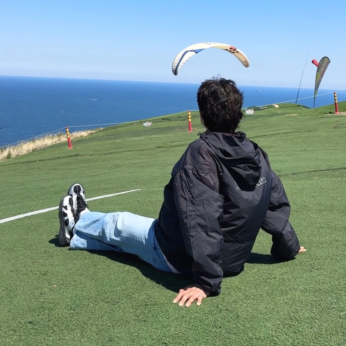 Matin Kim Back Logo Hoody Windbreaker In Charcoal, New Balance Kave Sandal Silver 착용 스타일 - 3