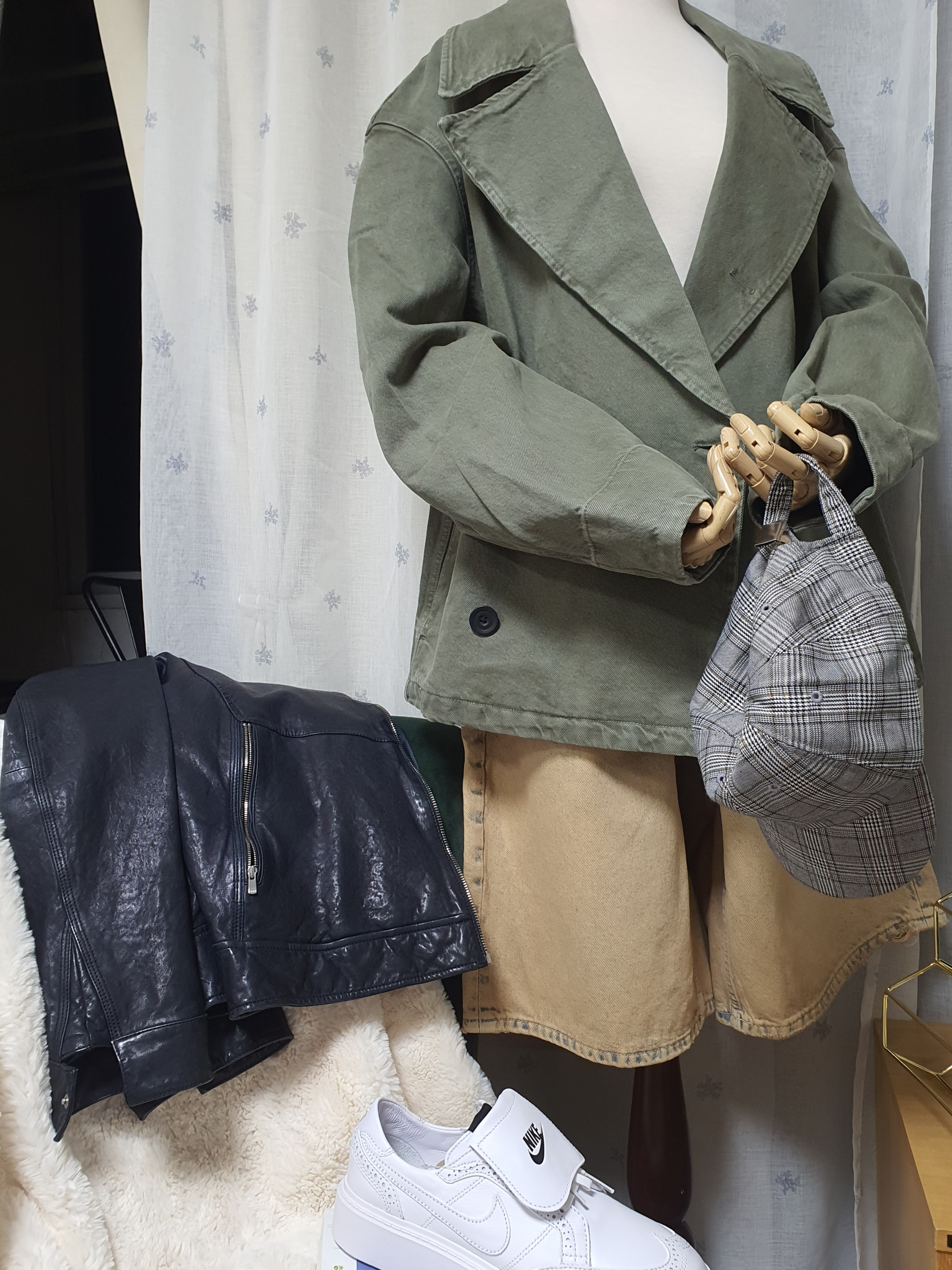 Zara Washed Cropped Trench Coat Green, Zara Denim Shorts Beige 착용 스타일