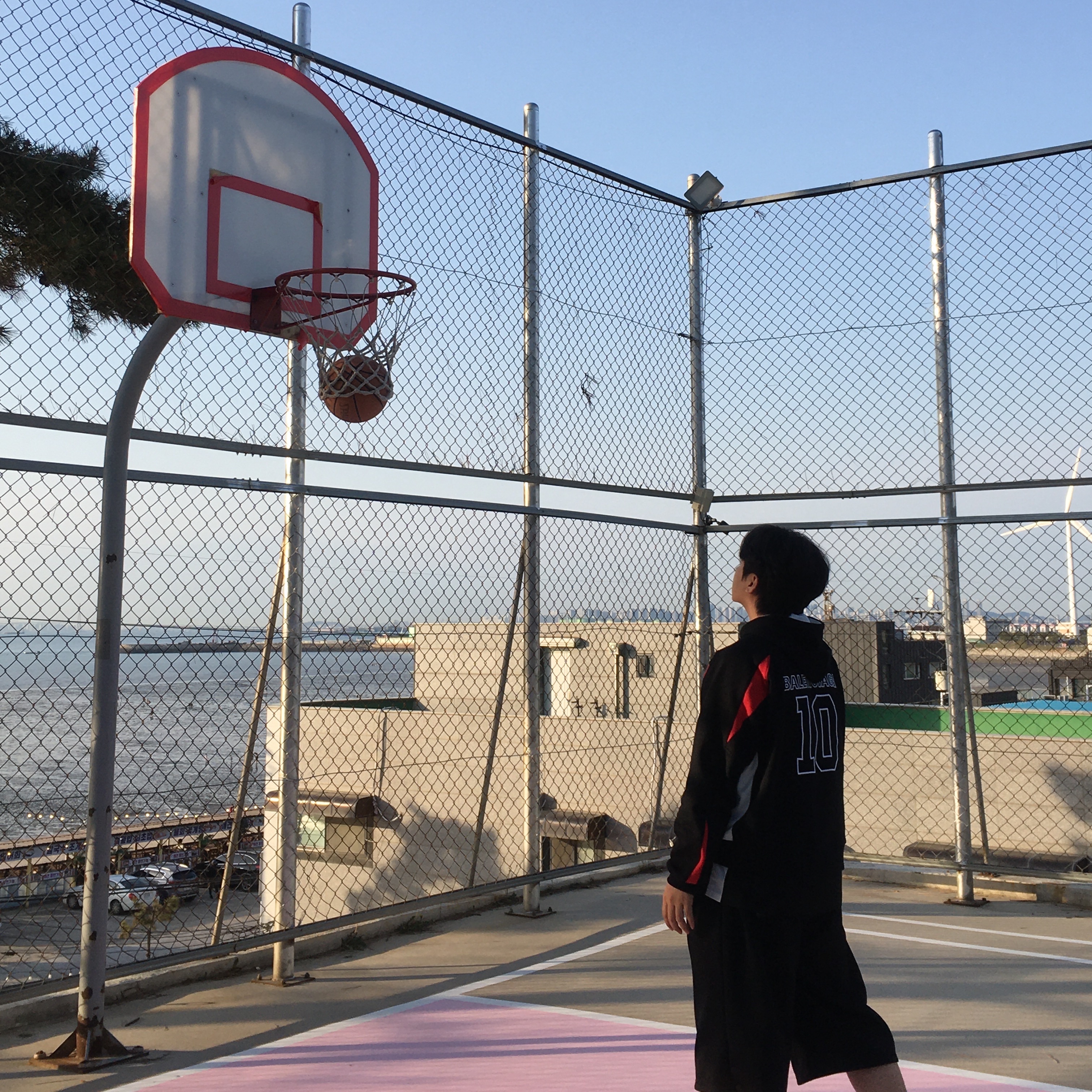 Balenciaga x NBA Collaboration Oversized Zip-Up Hoodie Black Multicolor, Balenciaga x NBA Collaboration Oversized T-Shirt Black Multicolor 착용 스타일 - 2