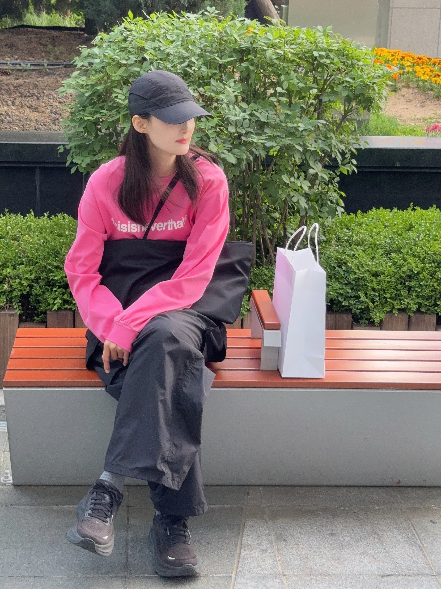 Hoka Bondi 9 Black - Wide, Thisisneverthat T-Logo L/S T-Shirt Taffy 착용 스타일 - 2
