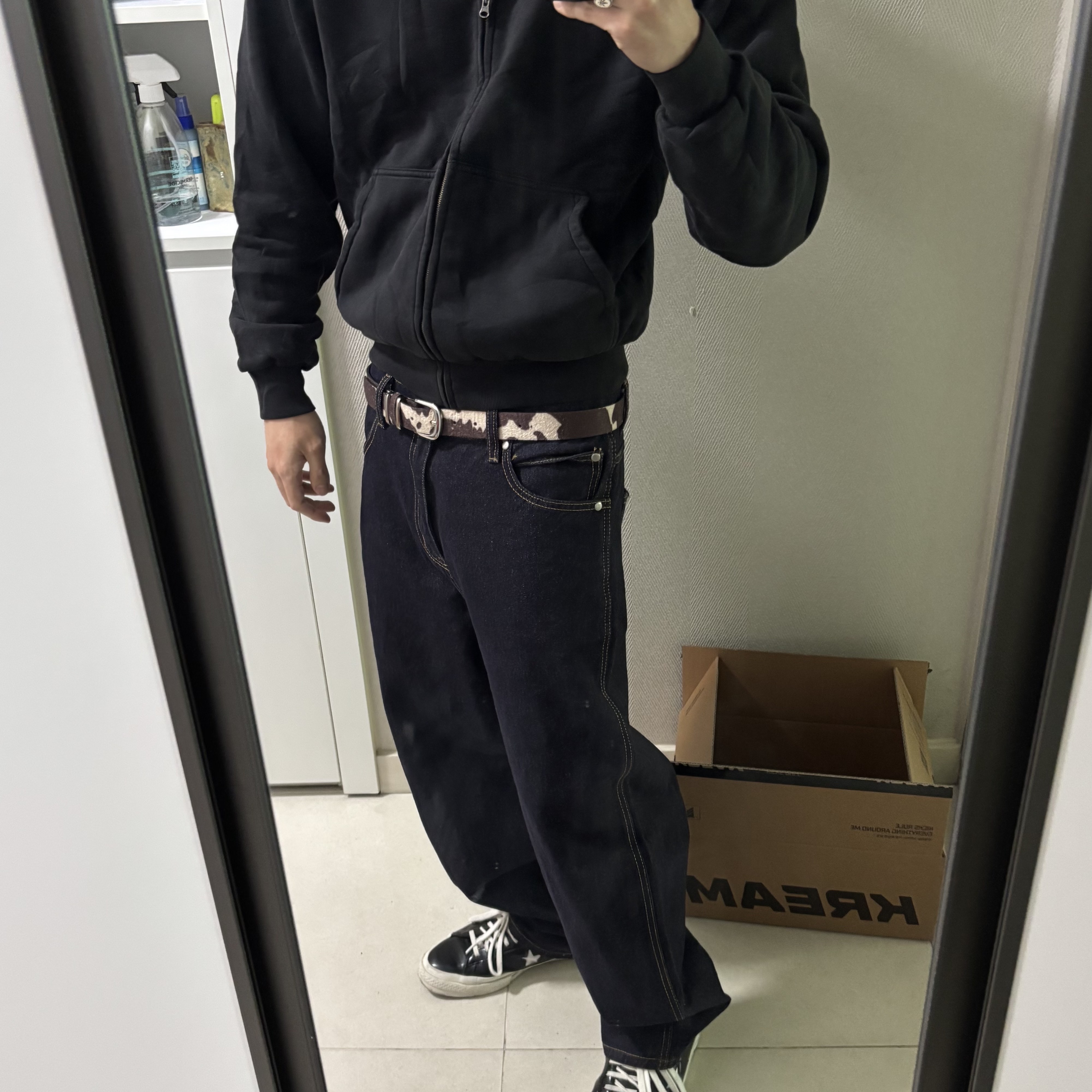 Yeezy YZY Zip-Up Hoodie Black, Suade Baggy Denim Raw Indigo 착용 스타일