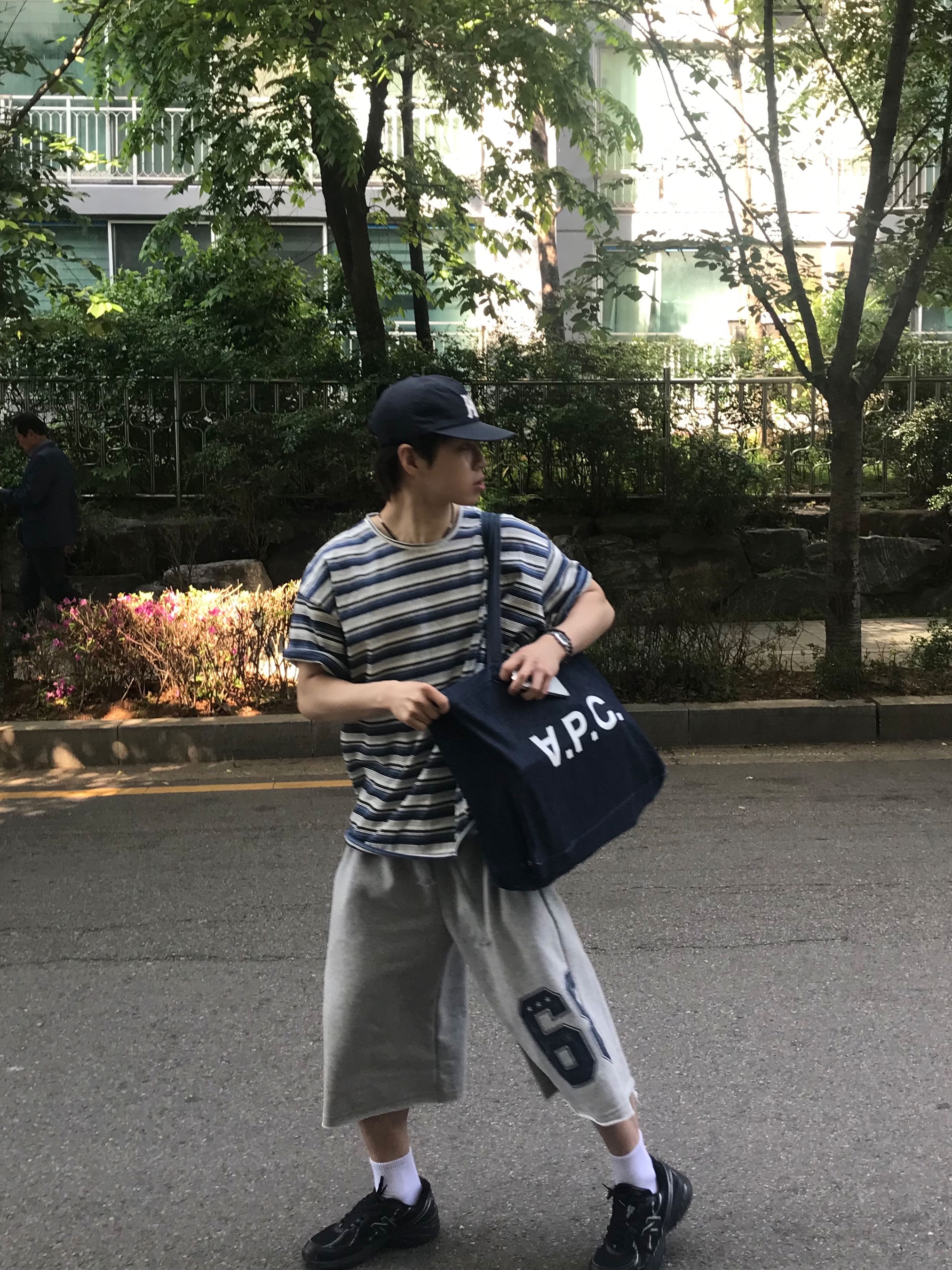 A.P.C. Daniela Shopping Bag Indigo, New Balance 740v2 Black Silver Metallic 착용 스타일 - 4