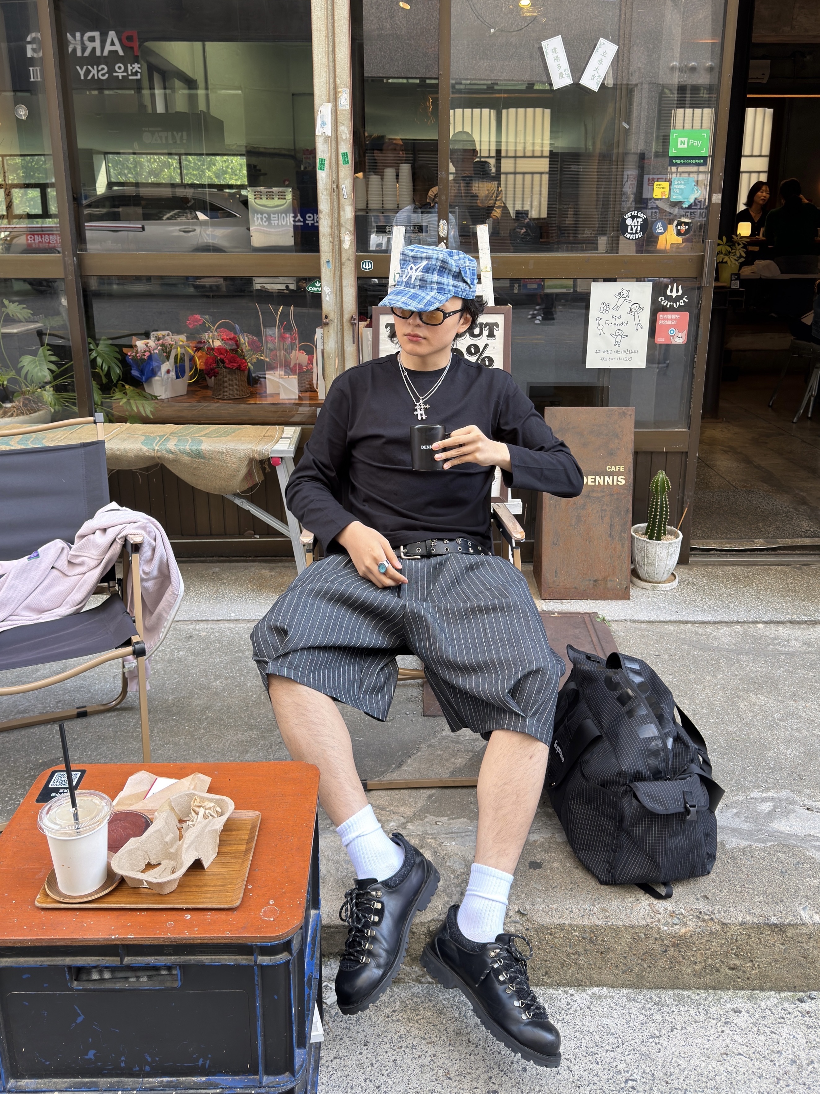 Supreme Duffle Bag Black - 24SS, Romantic Move Oat Mountain Oil Black 착용 스타일 - 3