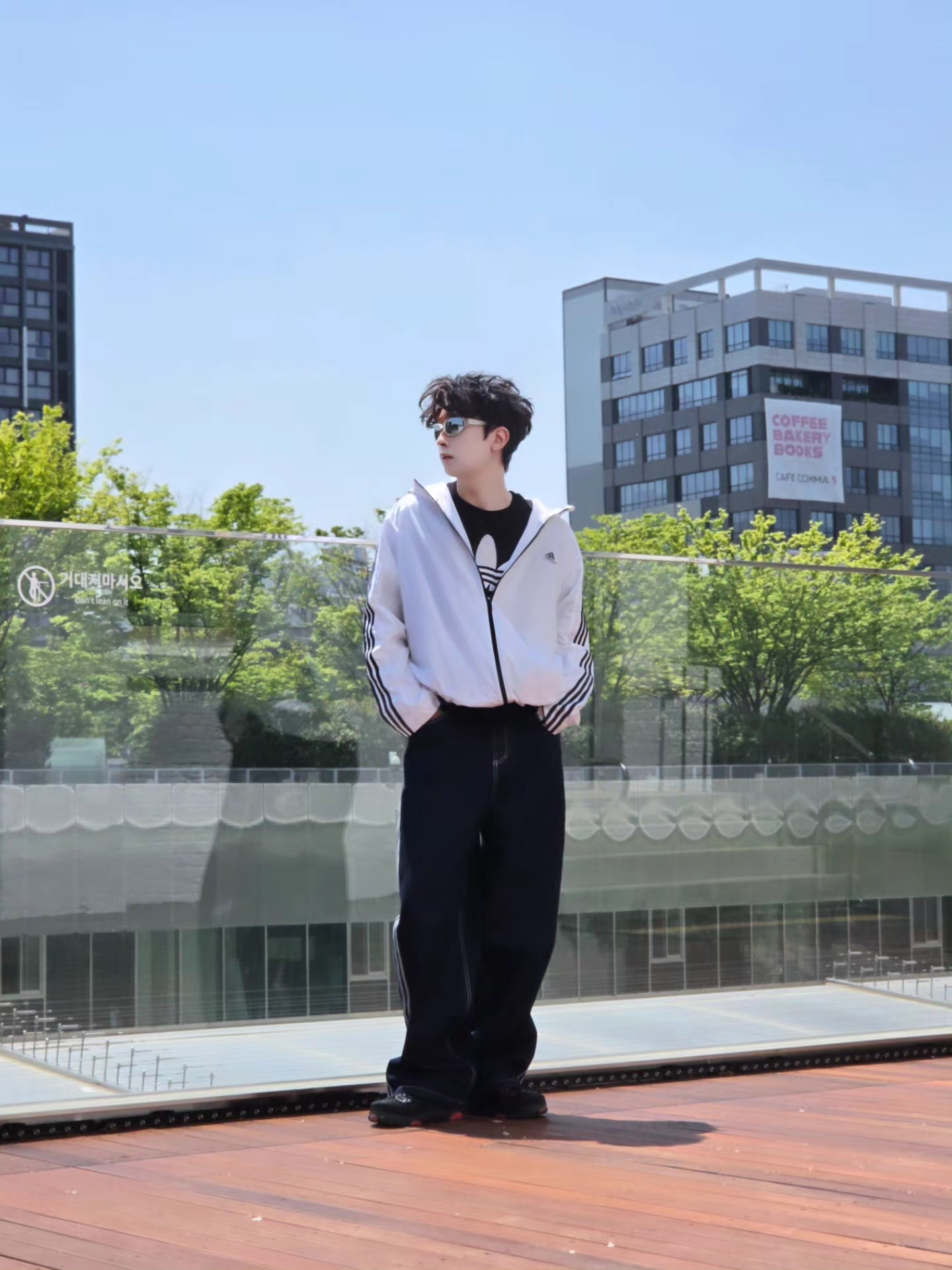 Adidas Essential 3S Woven Windbreaker Jacket White - KR Sizing, Adidas Originals 90s Alternative Sport Wide Leg Skater Jeans Night Navy - KR Sizing 착용 스타일 - 1