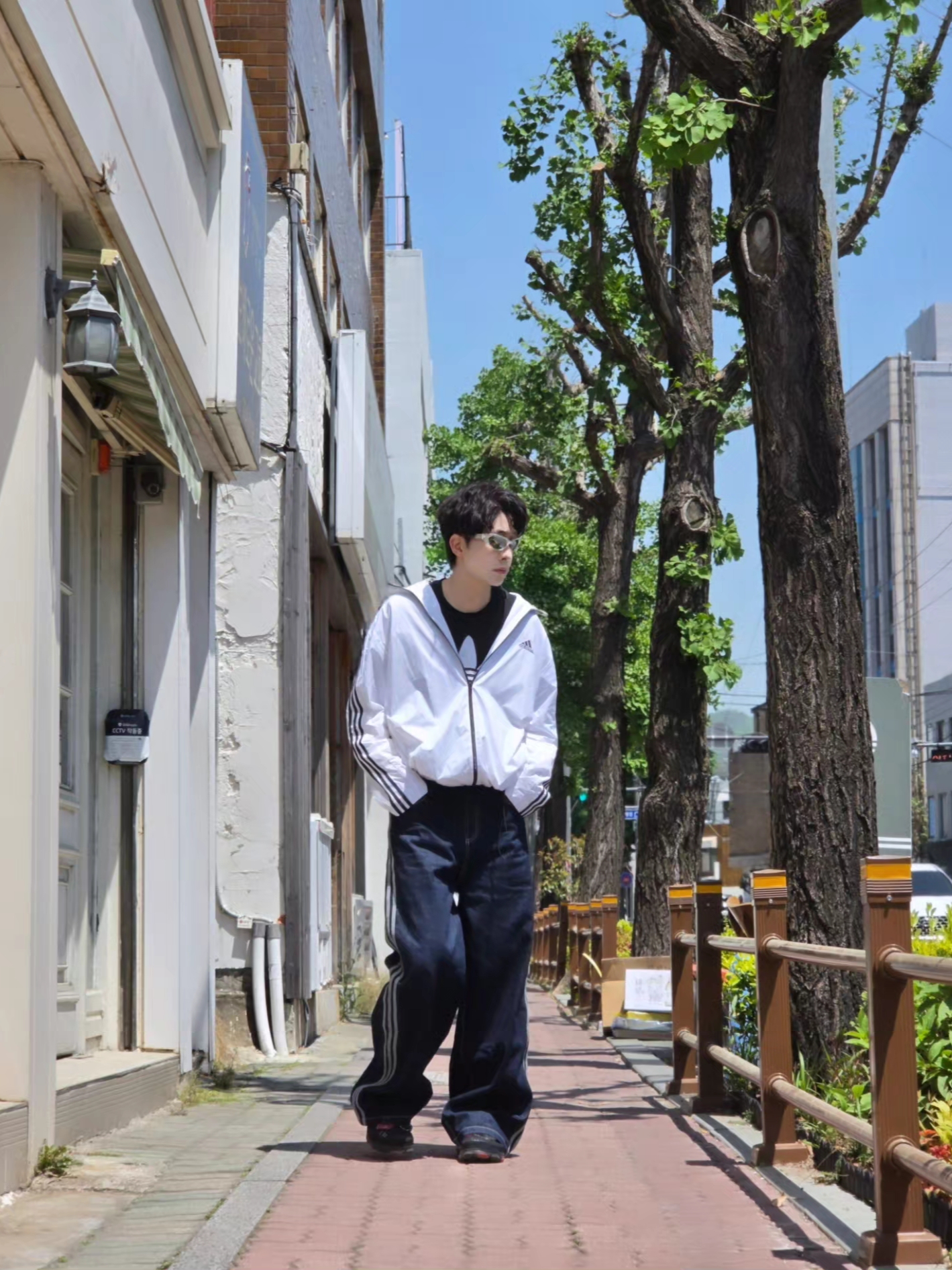 Adidas Essential 3S Woven Windbreaker Jacket White - KR Sizing, Adidas Originals 90s Alternative Sport Wide Leg Skater Jeans Night Navy - KR Sizing 착용 스타일 - 1