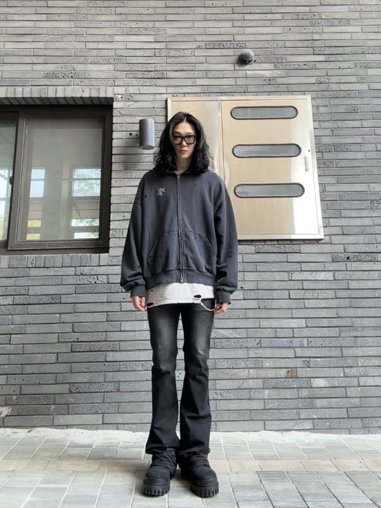 Undermycar Mu.114 Original Logo Washed Slim Flare Jeans Washed Black, Balenciaga Combat Strike 20mm Boots Black 착용 스타일 - 1