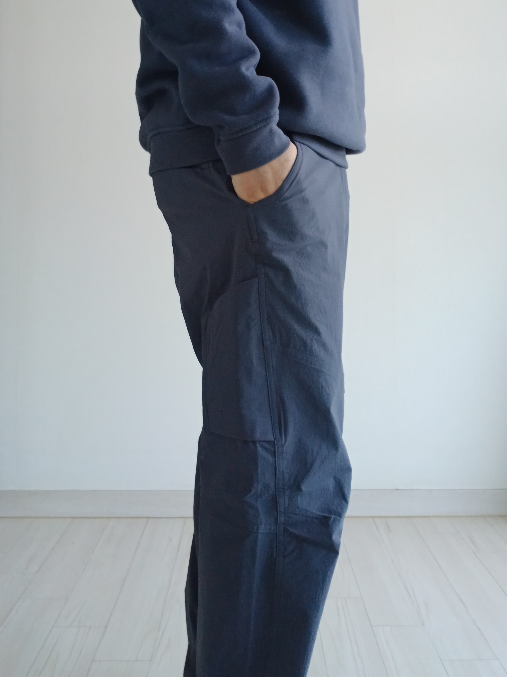 Arc'teryx Cronin Pants Dk Stratus, Arc'teryx Emblem Fleece Crew Neck Pullover  Dk Stratus 착용 스타일 - 6