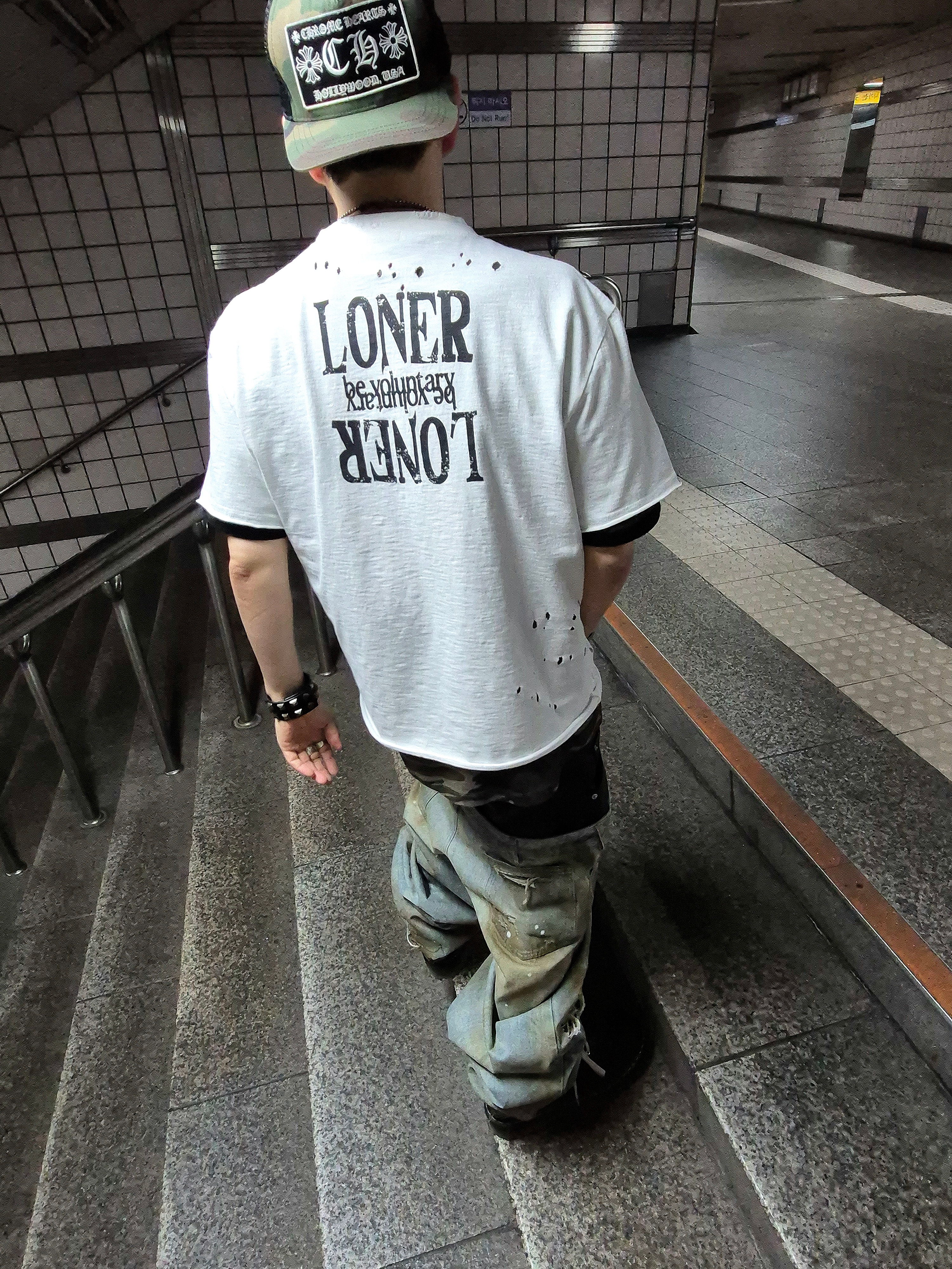 ROARINGRAD Cross Damage Slub T-Shirt White, Chrome Hearts CH Hollywood Trucker Hat Camo Black 착용 스타일 - 1