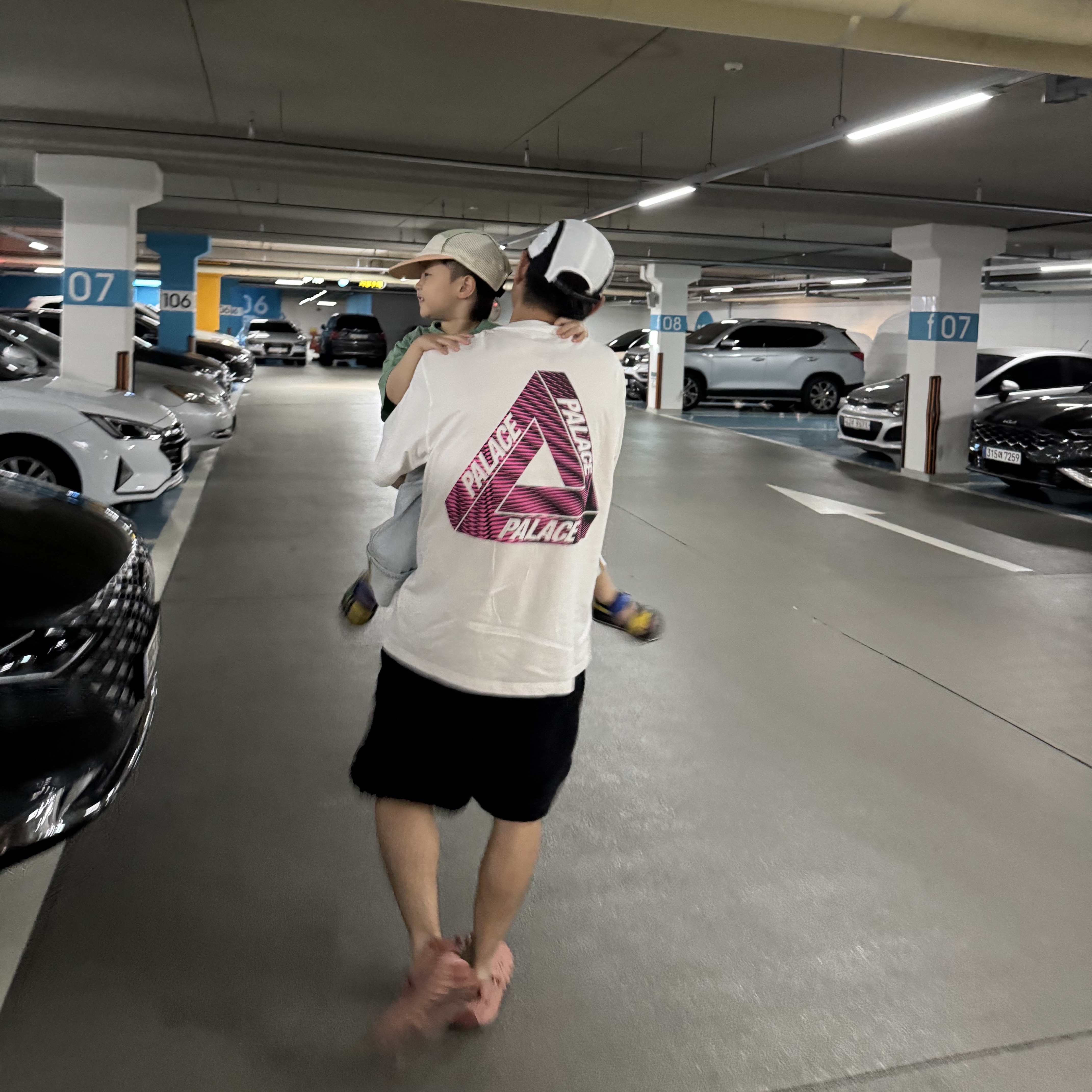 Palace Tri-Vex T-Shirt White Pink - 25SS, Palace Tri Strike Shell Runner Cloud - 25SS 착용 스타일 - 2