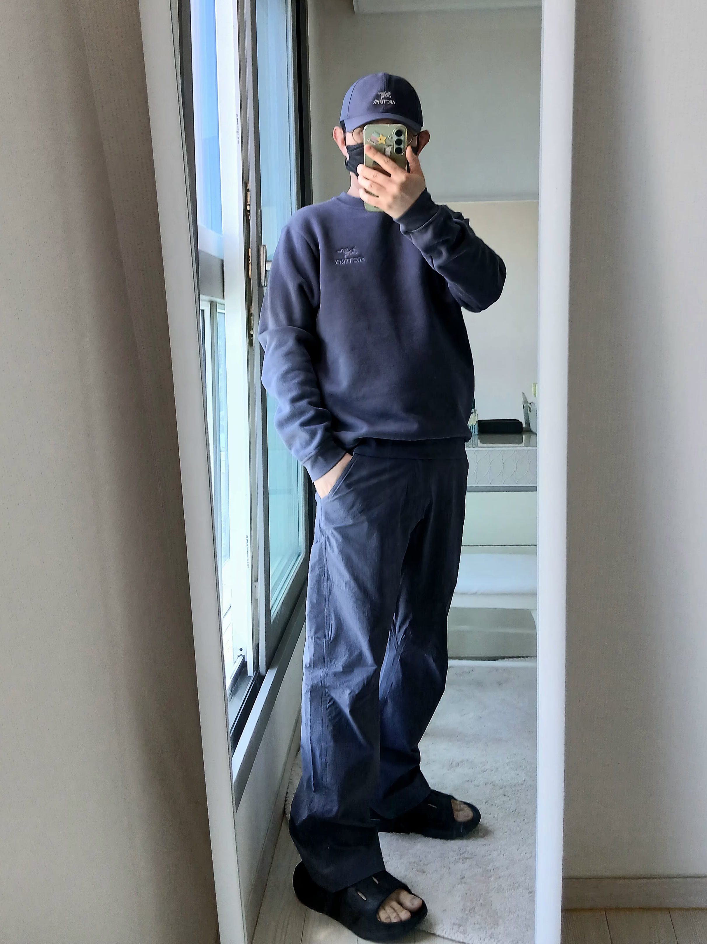 Arc'teryx Cronin Pants Dk Stratus, Arc'teryx Emblem Fleece Crew Neck Pullover  Dk Stratus 착용 스타일 - 1