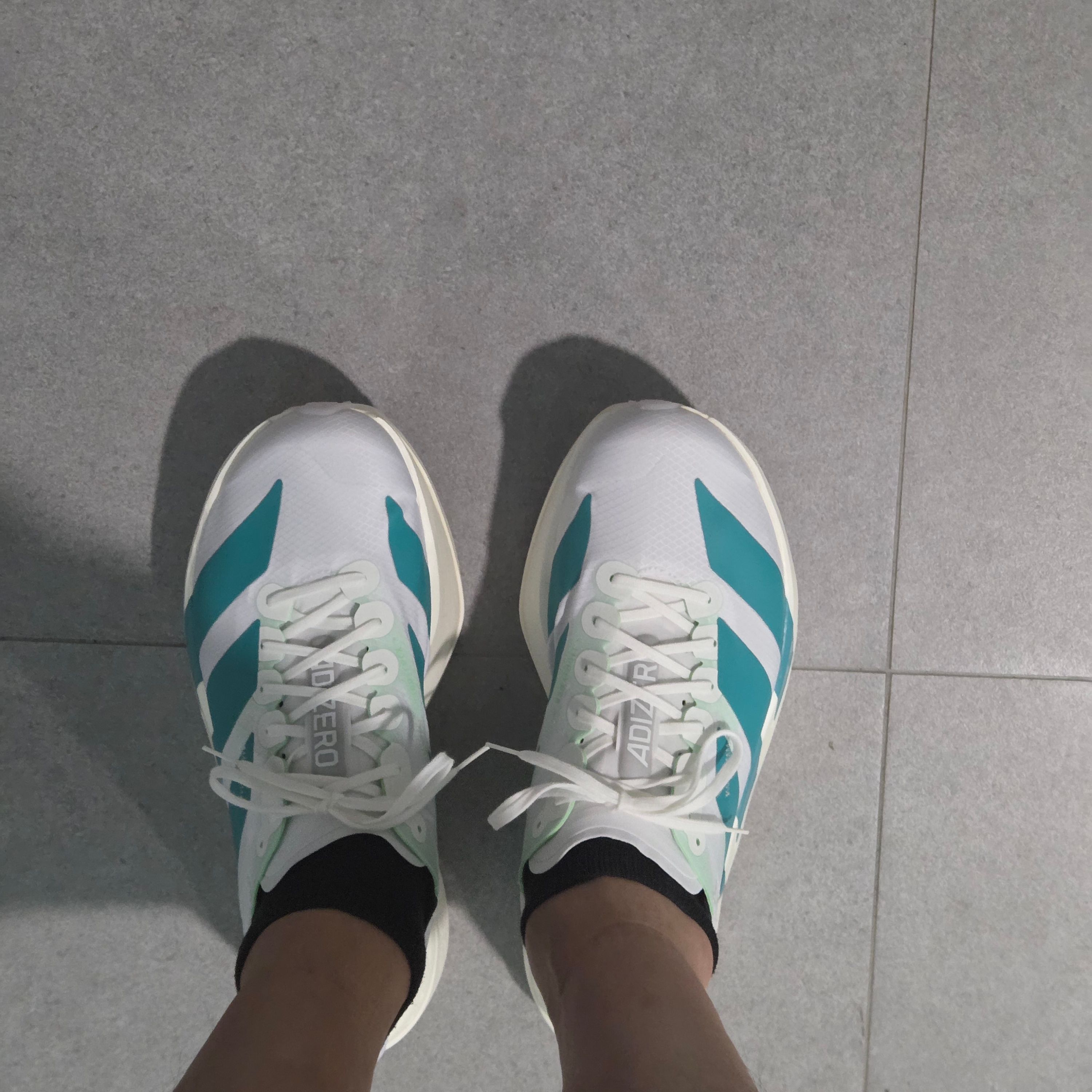Adidas Adizero Adios Pro 4 Cloud White Pure Teal 착용 스타일 - 6