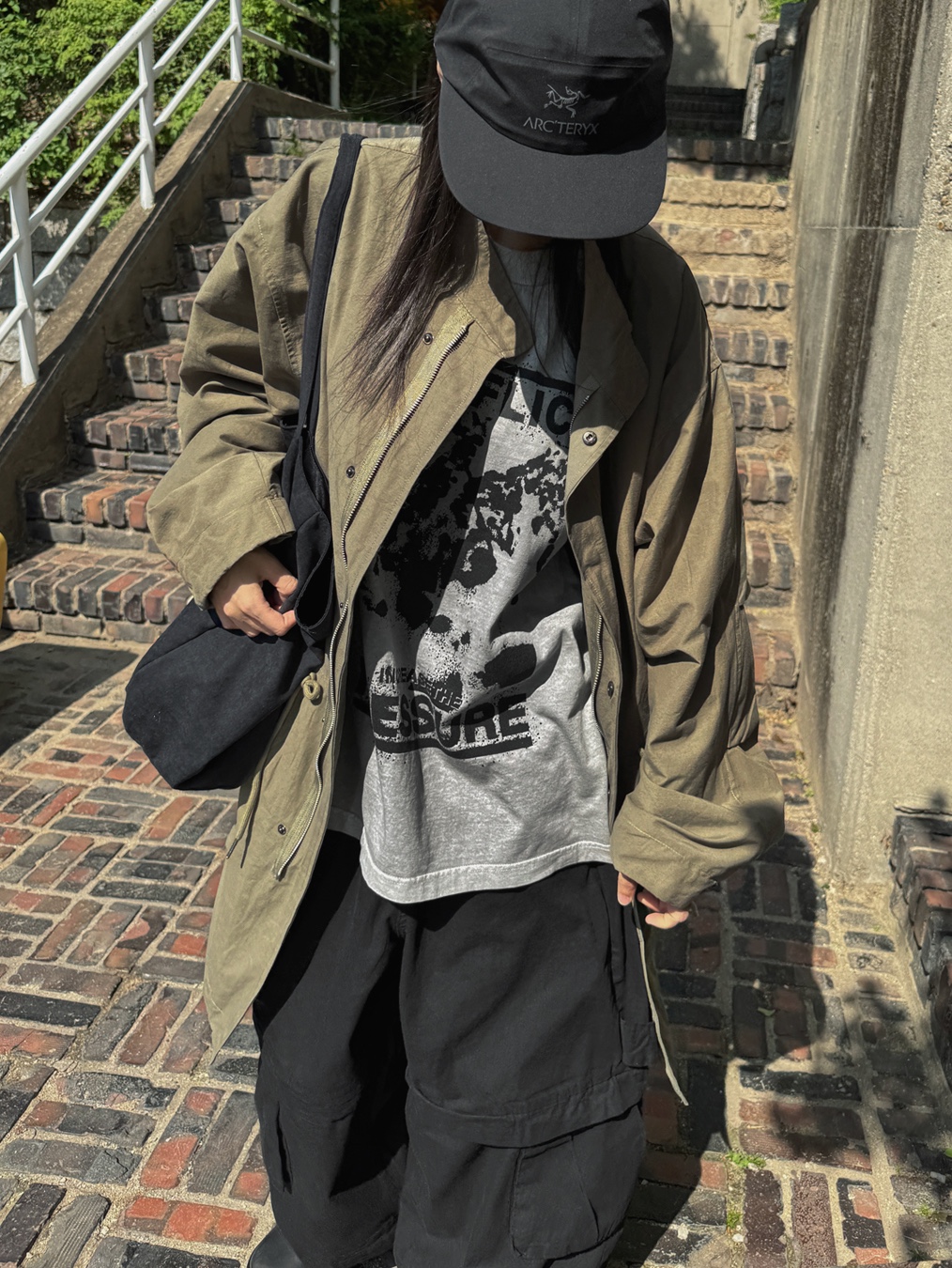 Dr. Martens Reeder Wyoming Leather Utility Shoes Black, Arc'teryx Gore 5 Panel Cap Black 착용 스타일 - 2