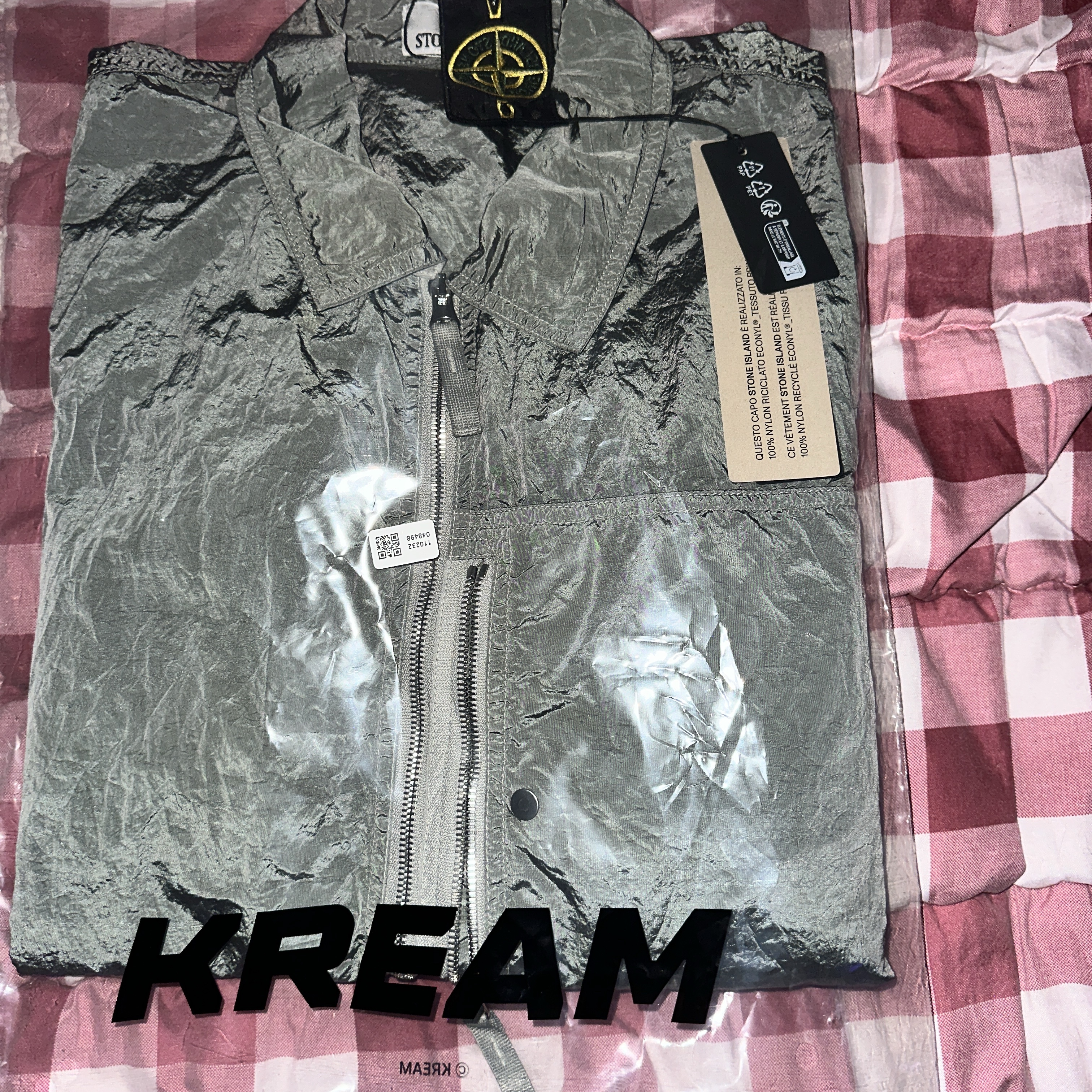 Stone Island 1200038 Nylon Metal In Econyl Regular-Fit Overshirt with Zip Pocket Pearl Grey - 26SS 착용 스타일