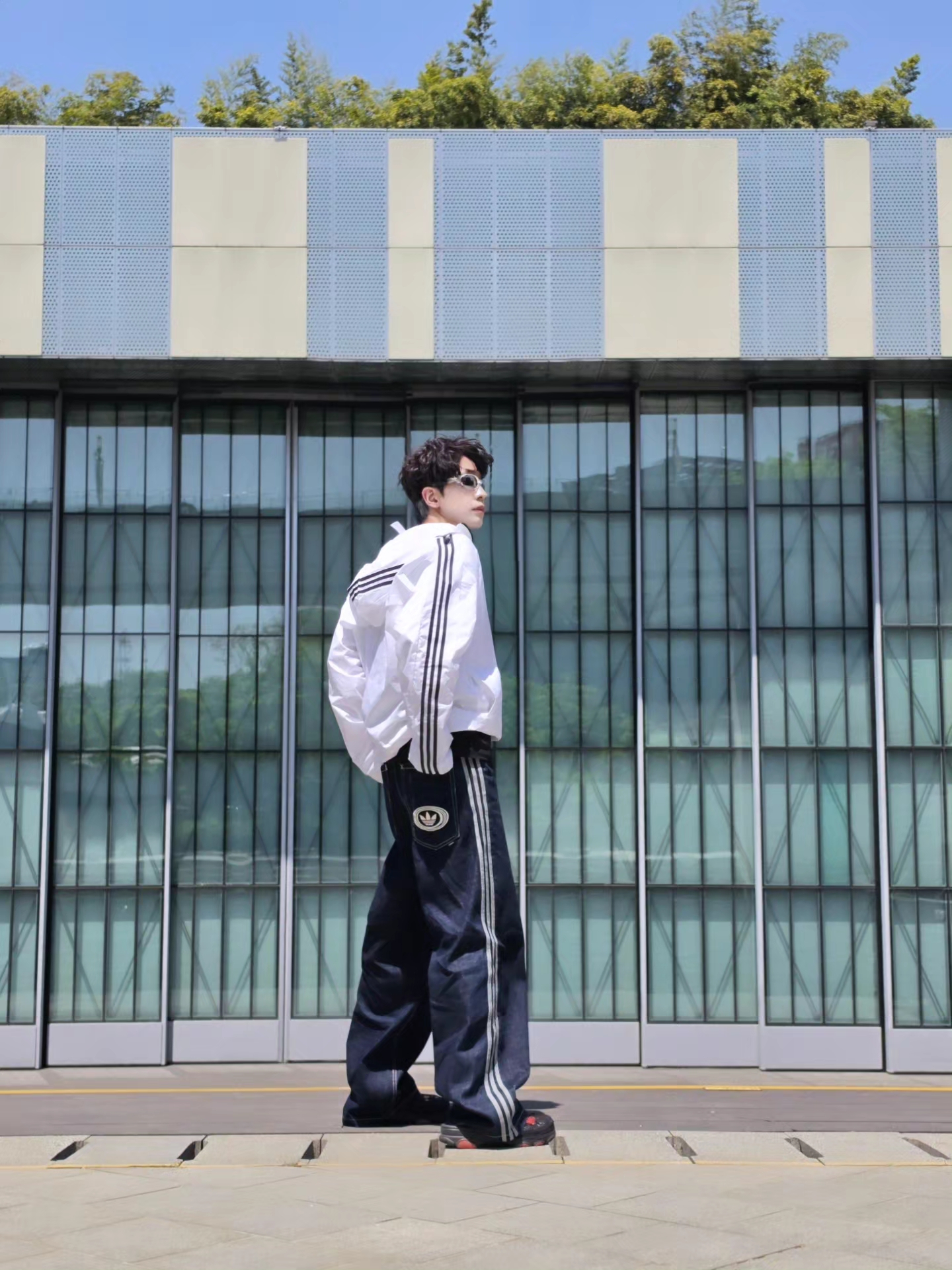 Adidas Essential 3S Woven Windbreaker Jacket White - KR Sizing, Adidas Originals 90s Alternative Sport Wide Leg Skater Jeans Night Navy - KR Sizing 착용 스타일 - 1