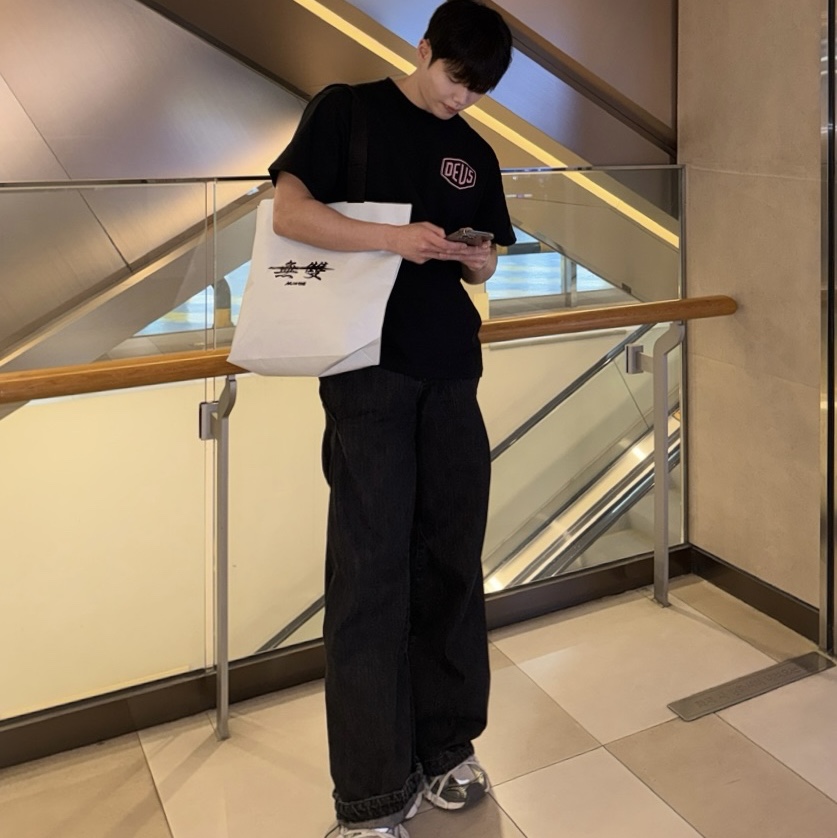 Deus Ex Machina Tokyo College Address T-Shirt Black, Balenciaga 3XL Sneakers Grey White Red 착용 스타일