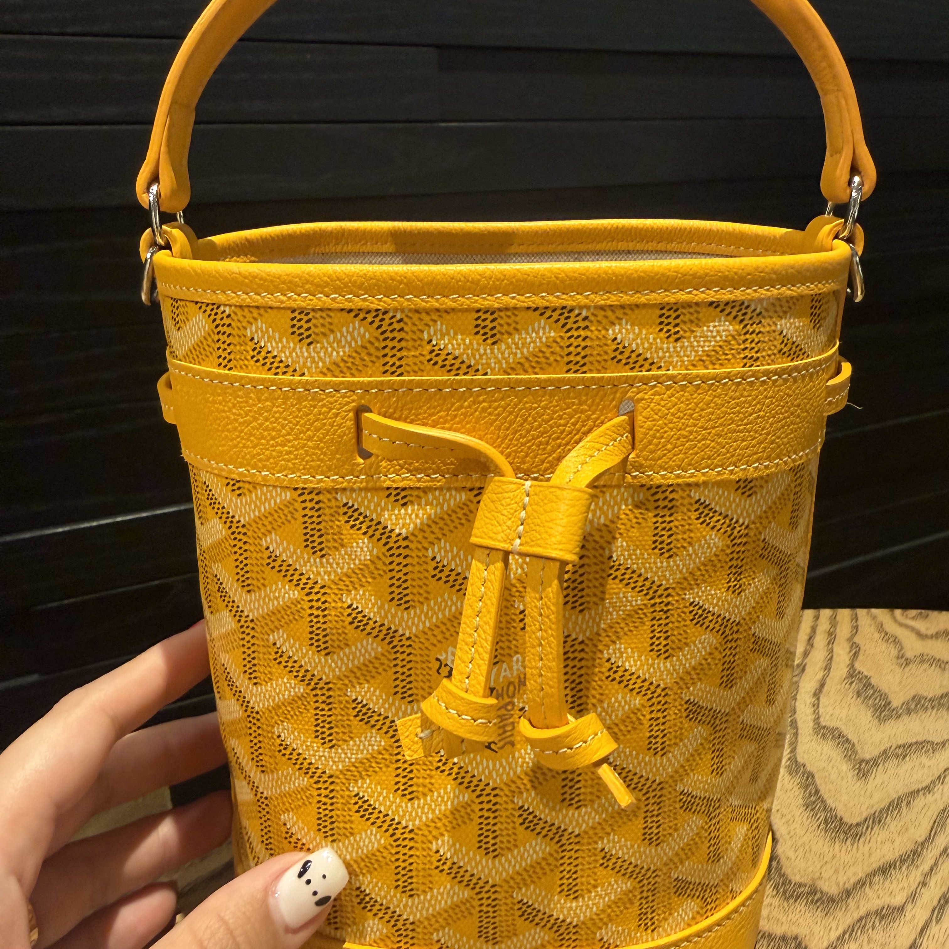 Goyard Petit Flot Mini Bucket Bag Yellow 착용 스타일