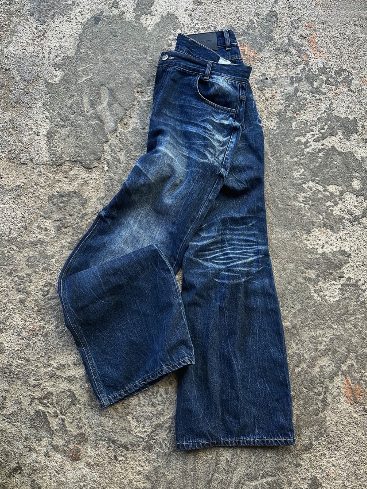 AX CONNECTION Summer Oil Washed Flare Denim Pants 착용 스타일