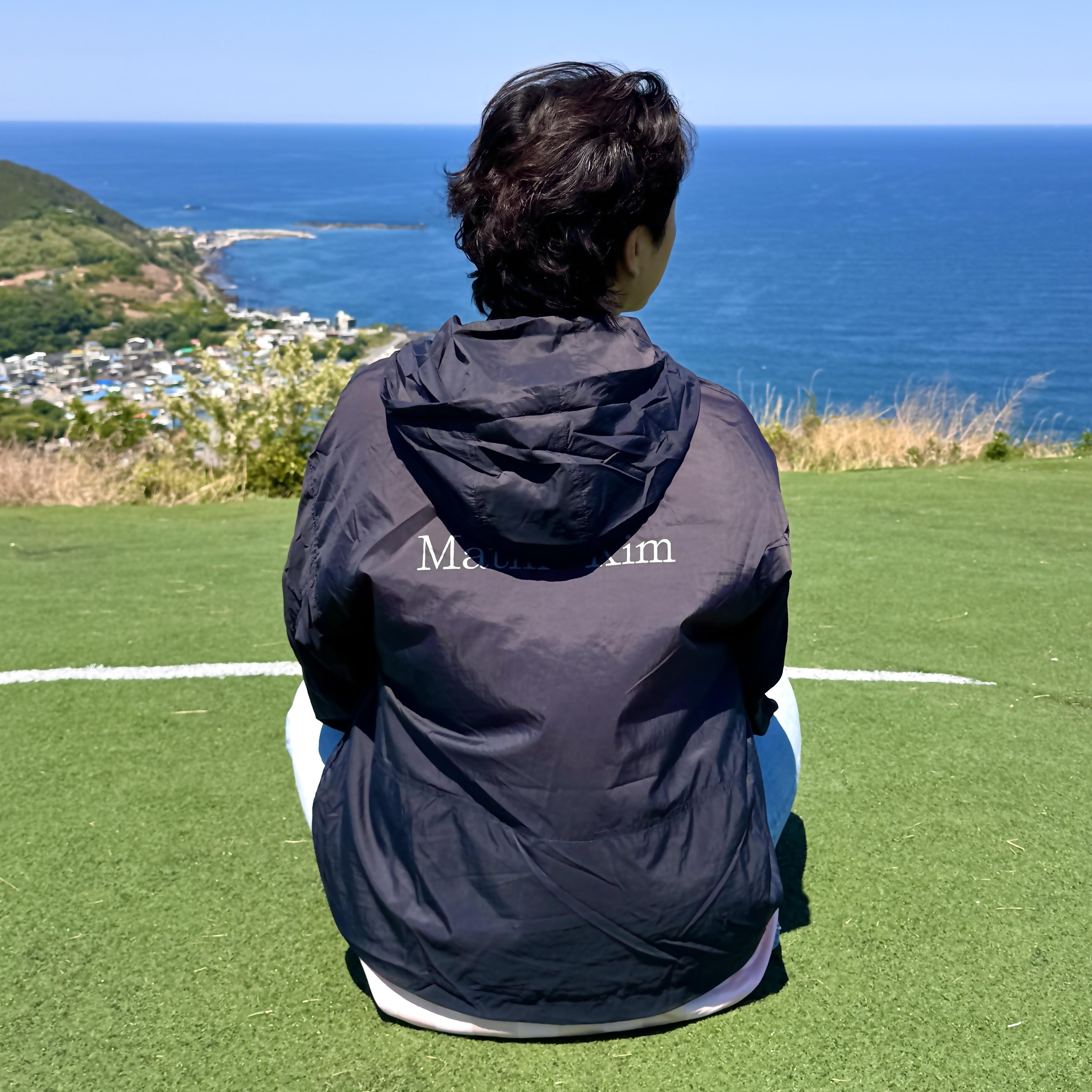 Matin Kim Back Logo Hoody Windbreaker In Charcoal, New Balance Kave Sandal Silver 착용 스타일 - 1
