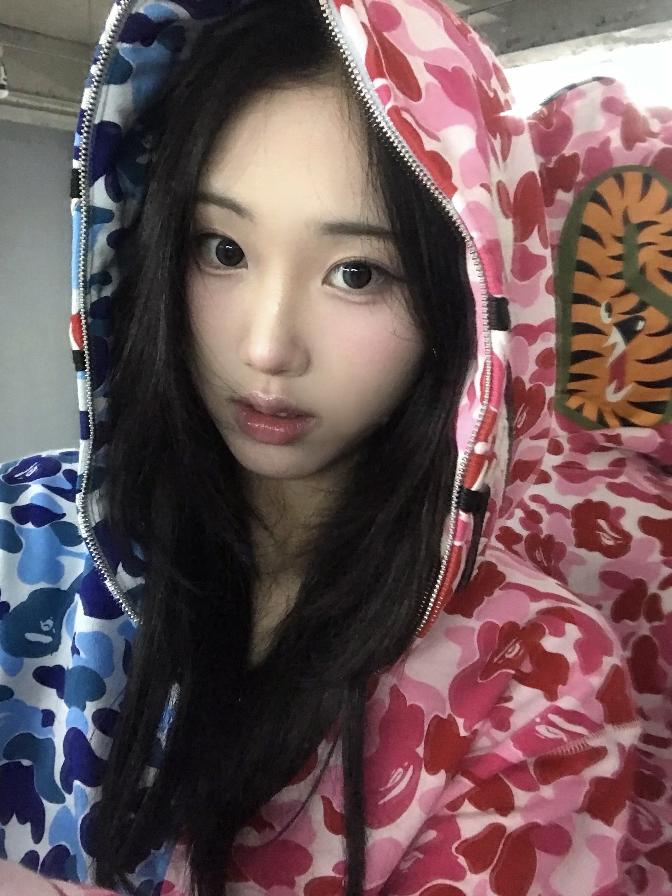 BAPE ABC Camo Separate Shark Full Zip Hoodie Blue Pink 착용 스타일 - 1