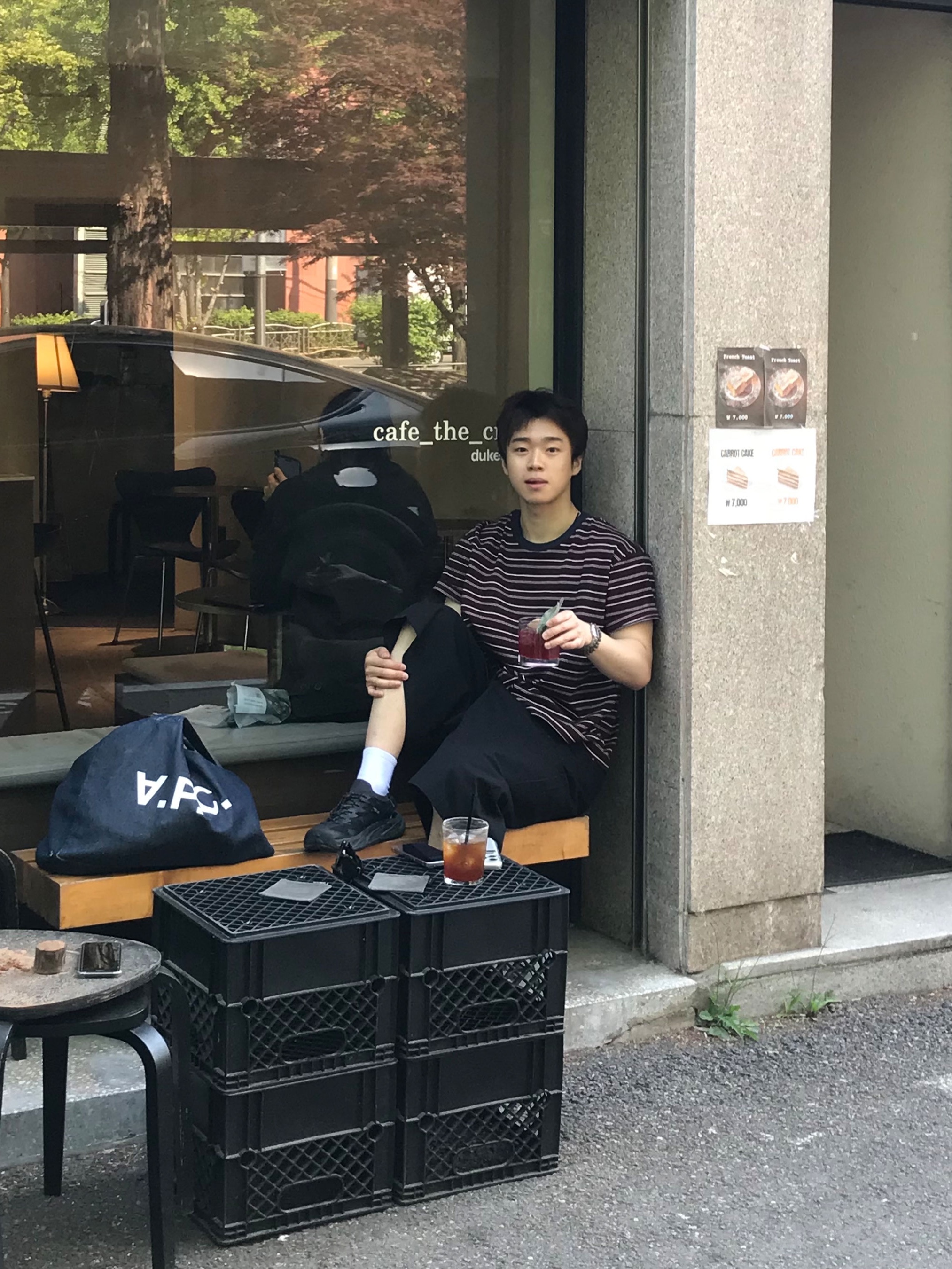 A.P.C. Daniela Shopping Bag Indigo, Hoka Hopara 2 Black 착용 스타일 - 3