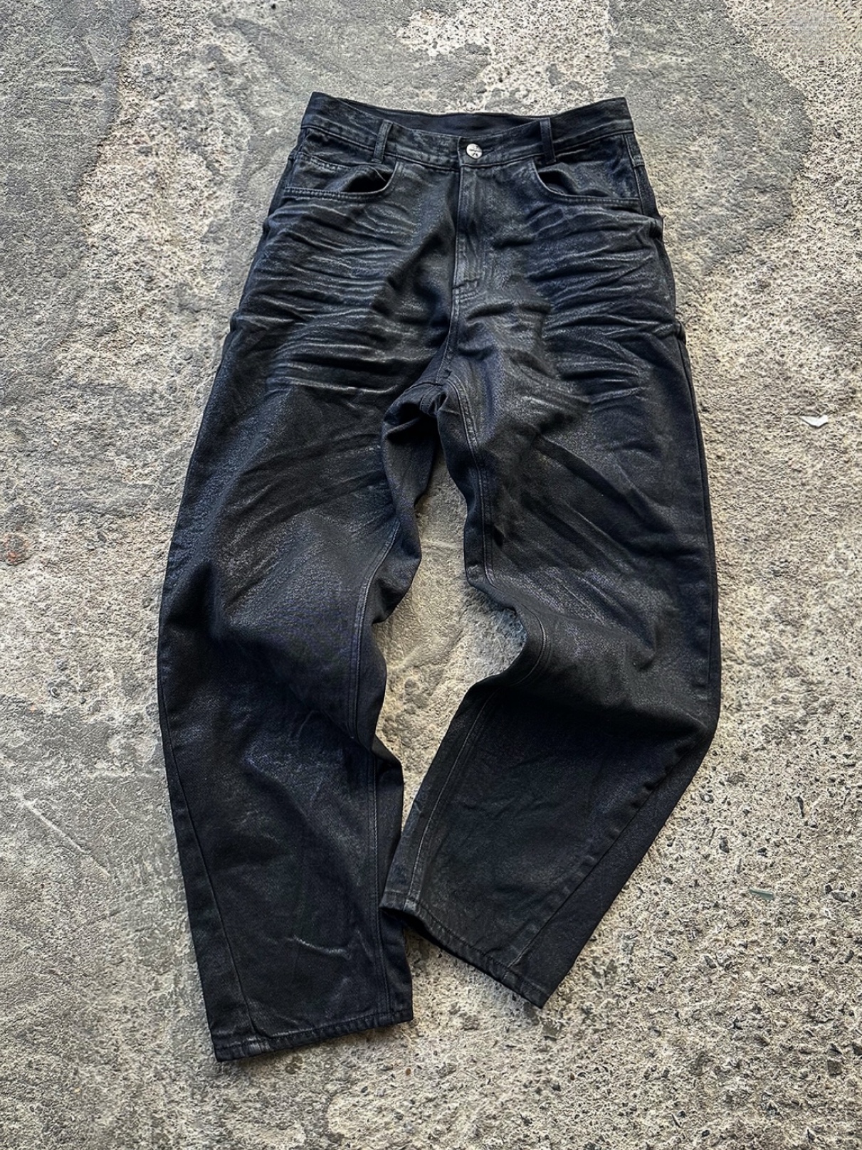 AX CONNECTION Waxed Curved Wide Baggy Denim Pants 착용 스타일