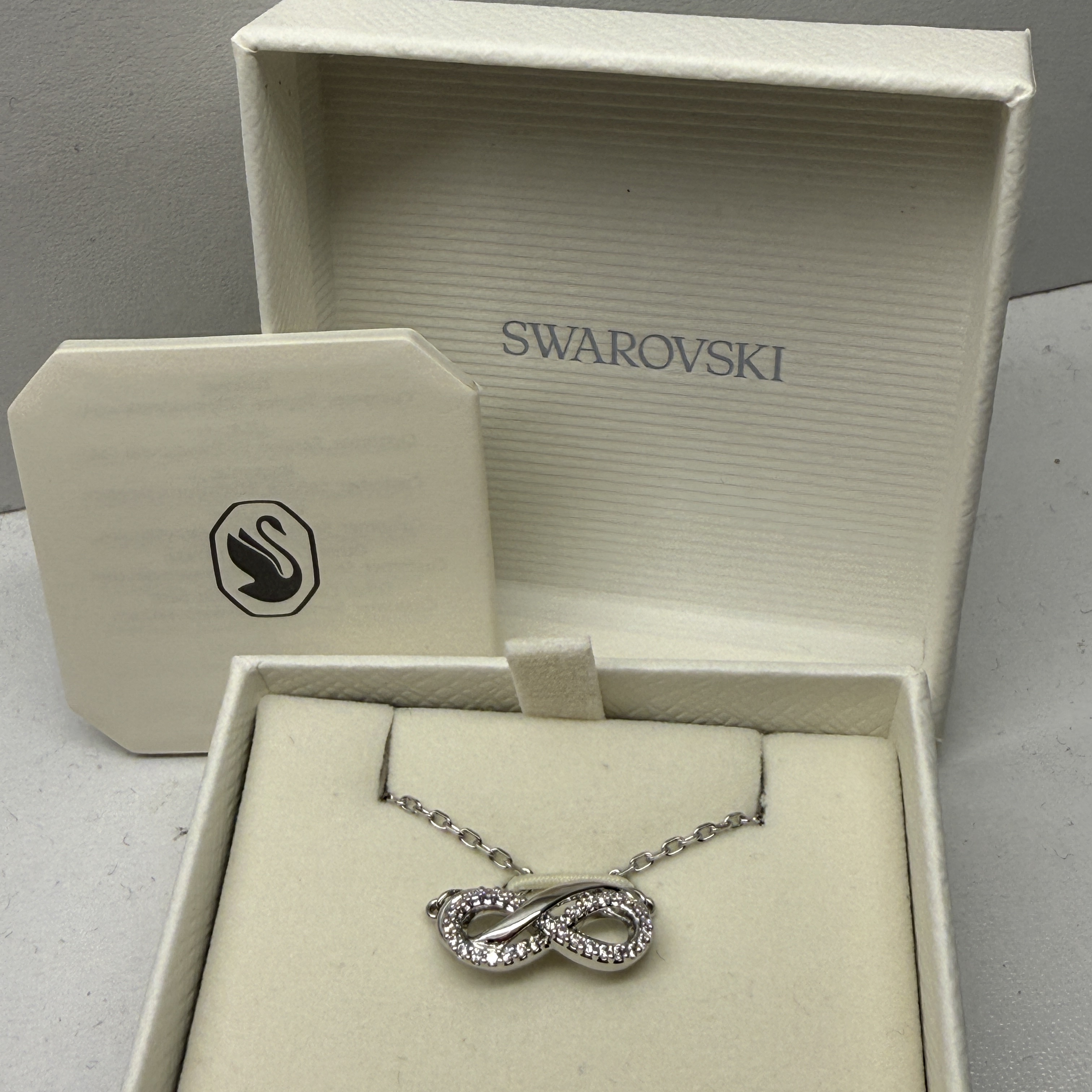 (W) Swarovski Hyperbola Pendant Pave Infinity White Rhodium Plated 착용 스타일