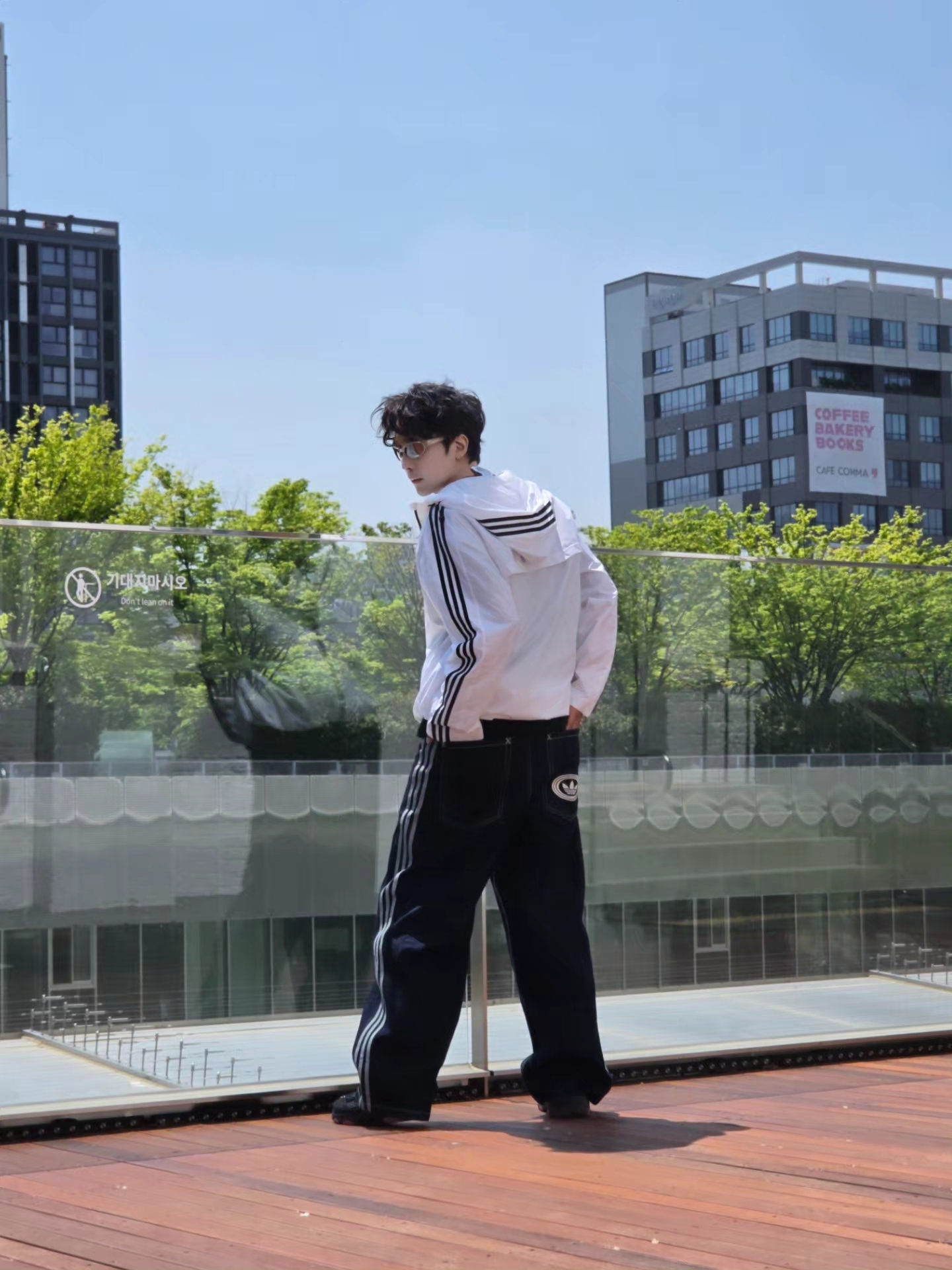 Adidas Essential 3S Woven Windbreaker Jacket White - KR Sizing, Adidas Originals 90s Alternative Sport Wide Leg Skater Jeans Night Navy - KR Sizing 착용 스타일 - 3
