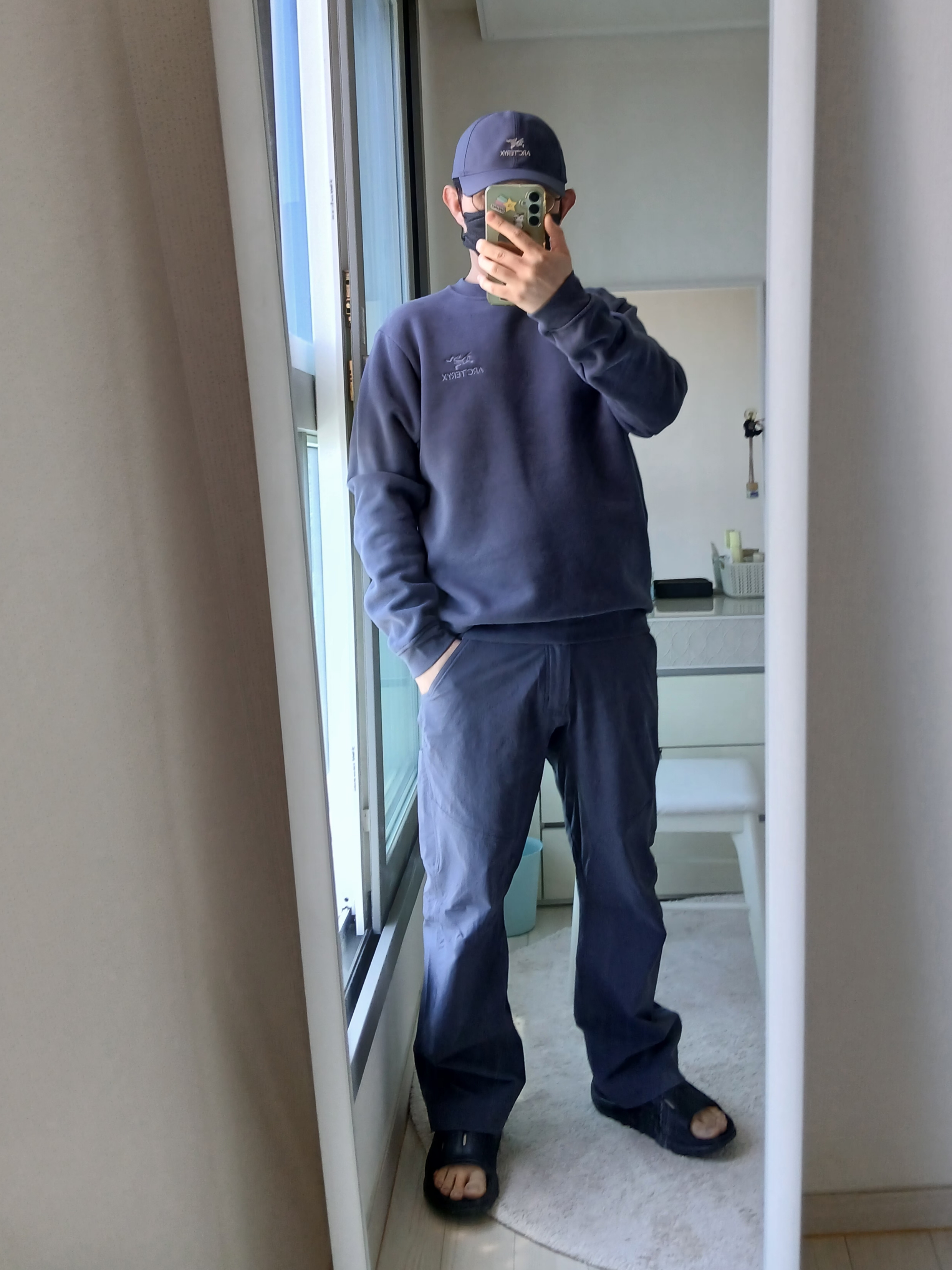 Arc'teryx Cronin Pants Dk Stratus, Arc'teryx Emblem Fleece Crew Neck Pullover  Dk Stratus 착용 스타일 - 9