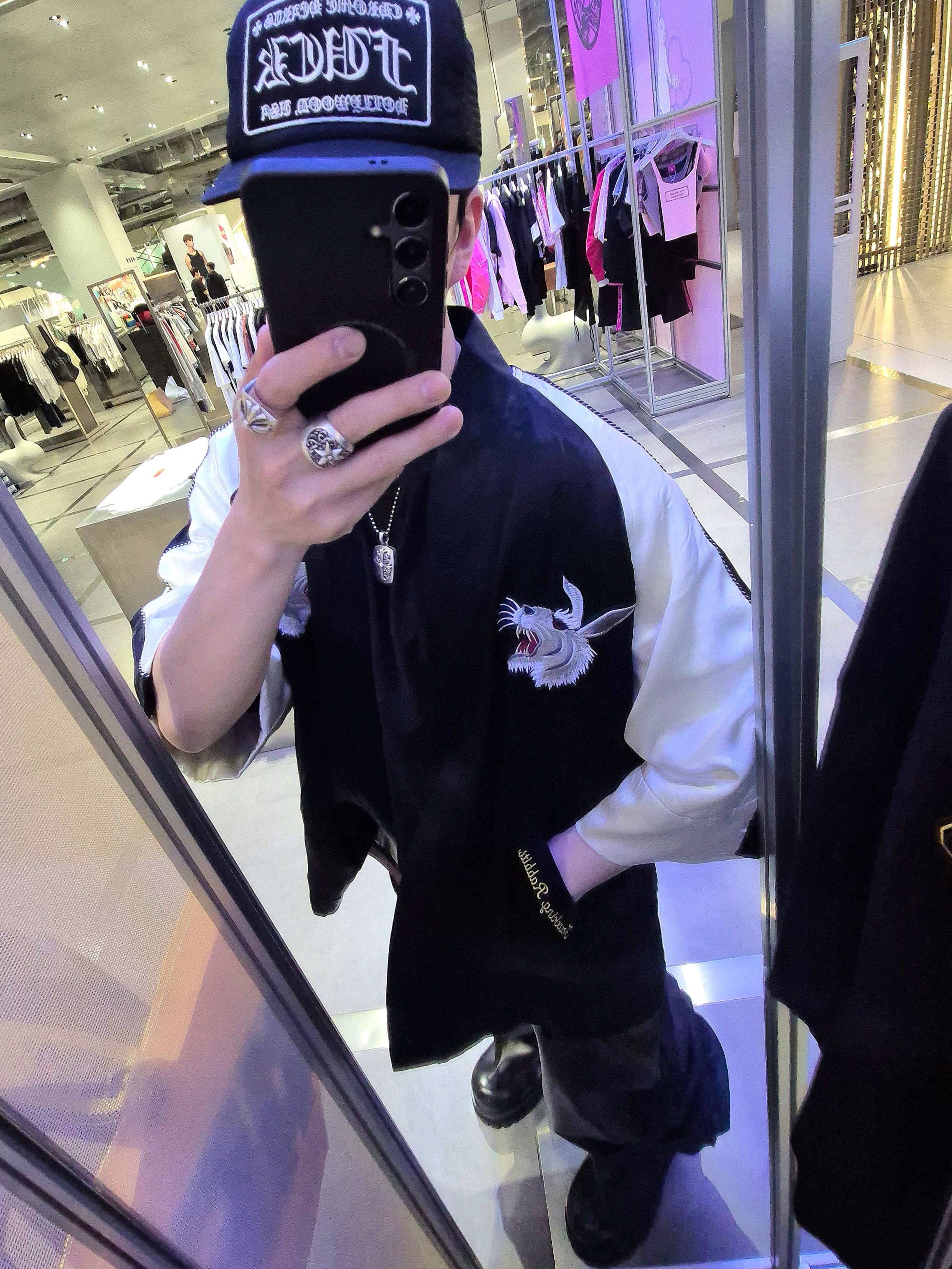 Chrome Hearts Fuck Hollywood Trucker Hat Black 착용 스타일 - 2