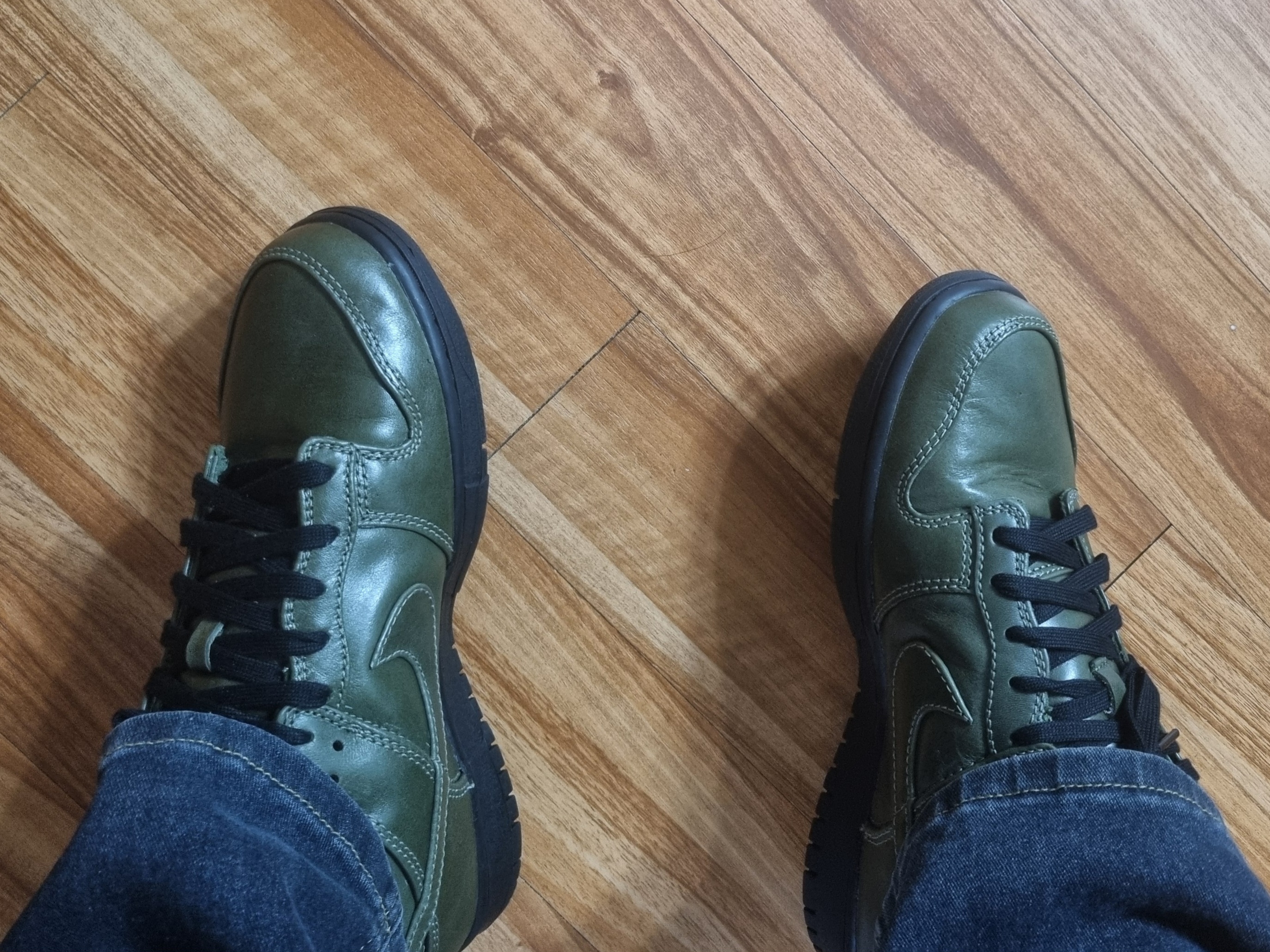 Nike Dunk Low Retro PRM QS Army Olive and Black 착용 스타일