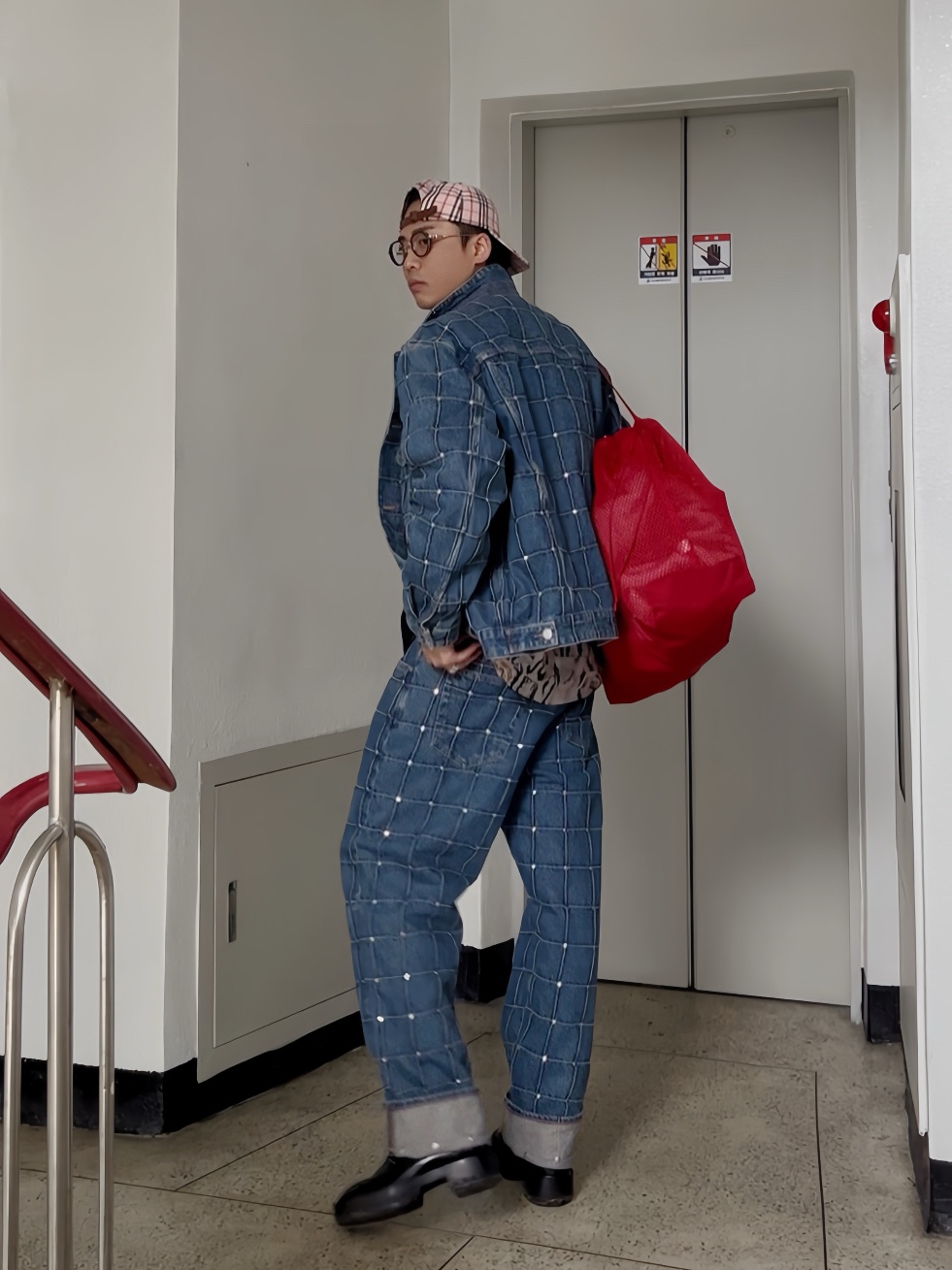 Supreme x Burberry Denim 6-Panel Pink - 22SS, Supreme Studded Seam Denim Trucker Jacket Blue - 25SS 착용 스타일