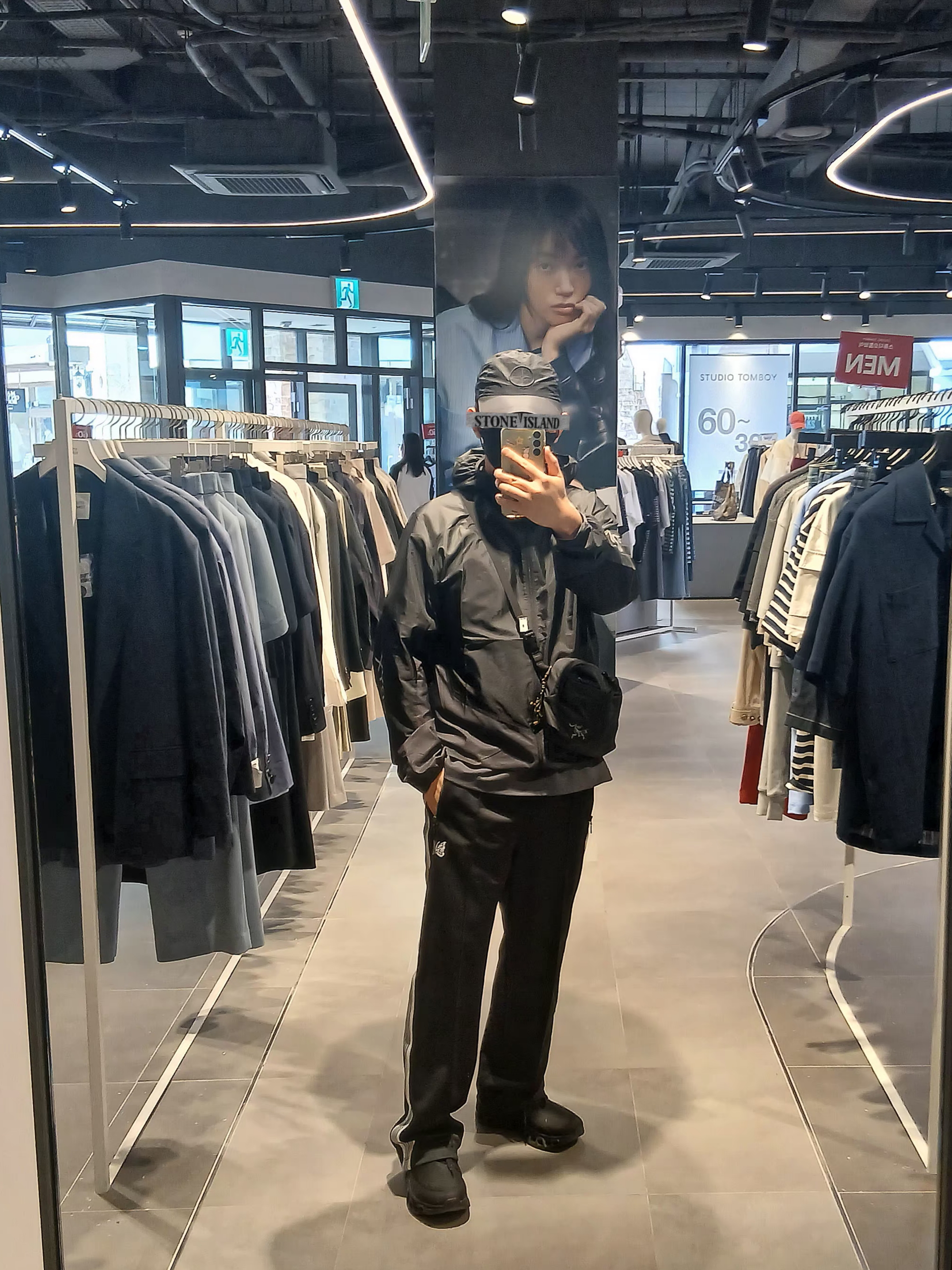 Stone Island 9100011 Nylon Metal in Econyl Baseball Cap with Drawcord Compass Embroidery Black, Arc'teryx Norvan Windshell Hoody Black Graphite 착용 스타일 - 1