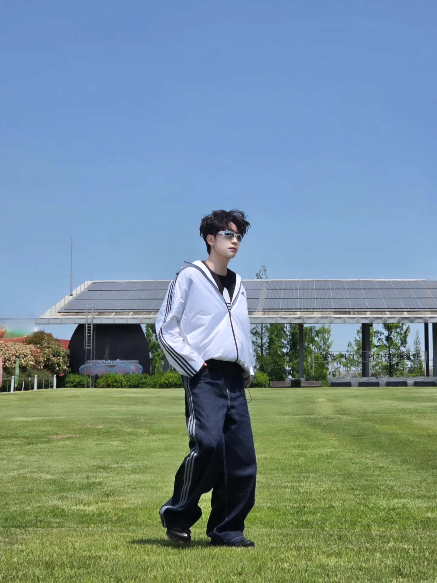 Adidas Essential 3S Woven Windbreaker Jacket White - KR Sizing, Adidas Originals 90s Alternative Sport Wide Leg Skater Jeans Night Navy - KR Sizing 착용 스타일 - 3