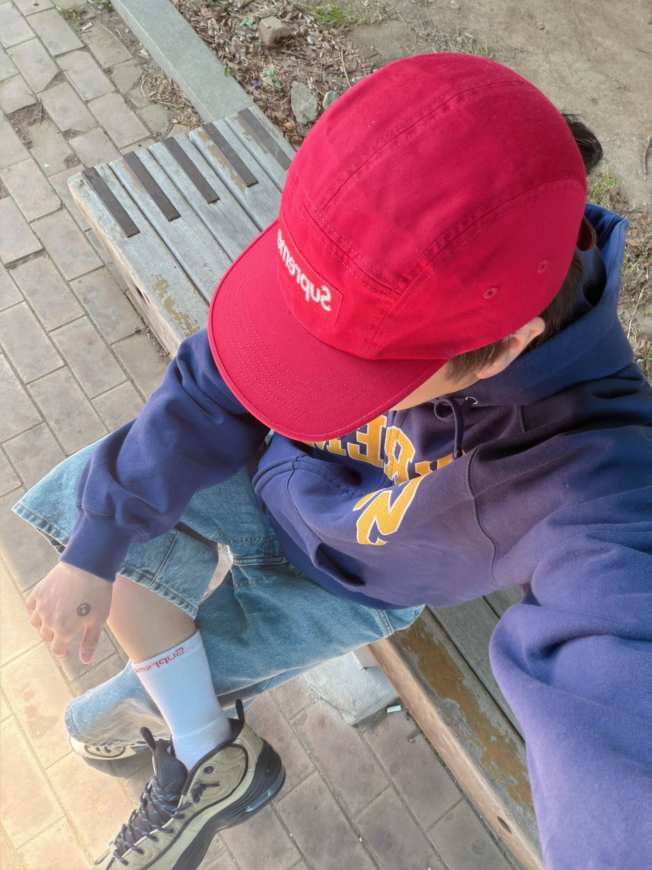 Supreme Cracked Raglan Zip Up Hooded Sweatshirt Washed Navy - 26SS, Supreme Washed Chino Twill Camp Cap Red - 26SS 착용 스타일