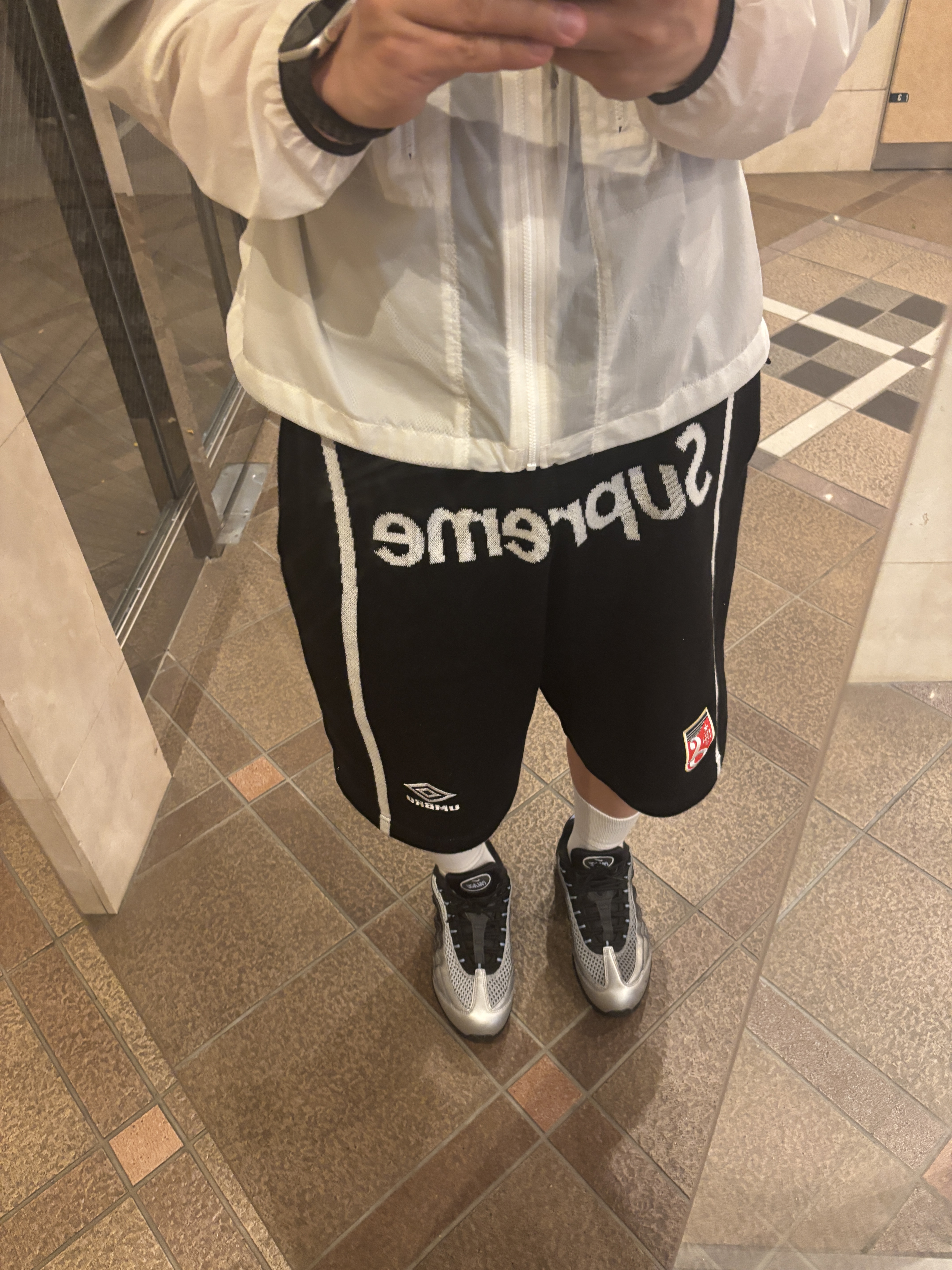 Supreme x Umbro Knit Soccer Shorts Black - 25SS, Nike x Palace Air Max 95 Metallic Silver Aluminum 착용 스타일 - 1